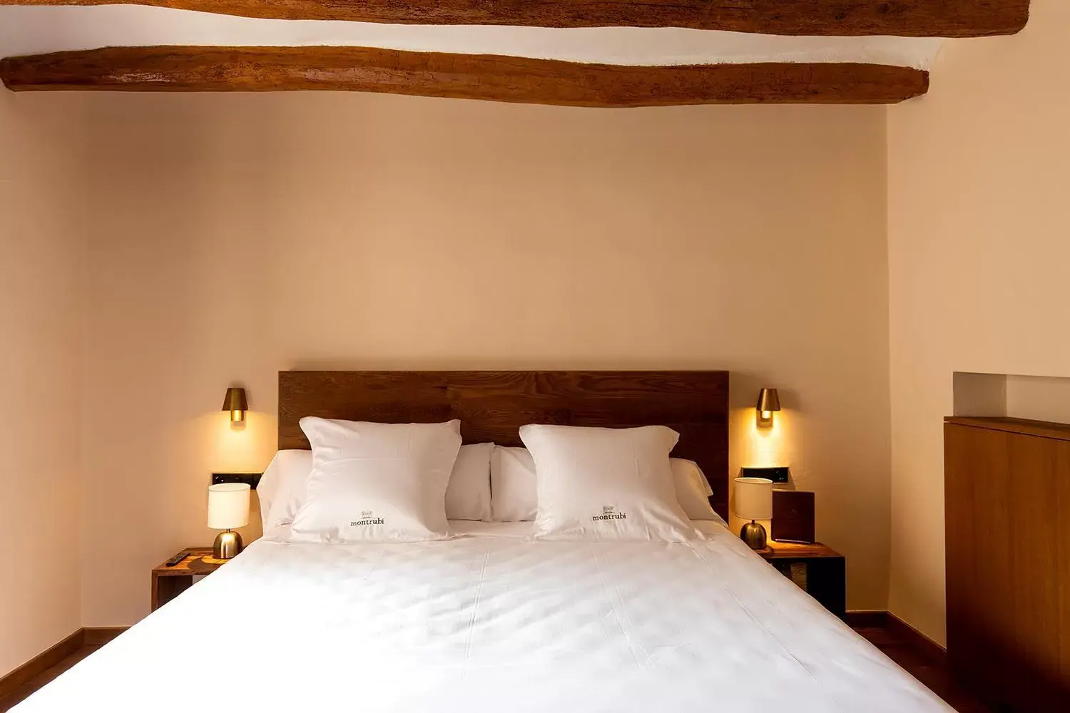 Bed in Casa Gran 1771 - Boutique Winery Hotel