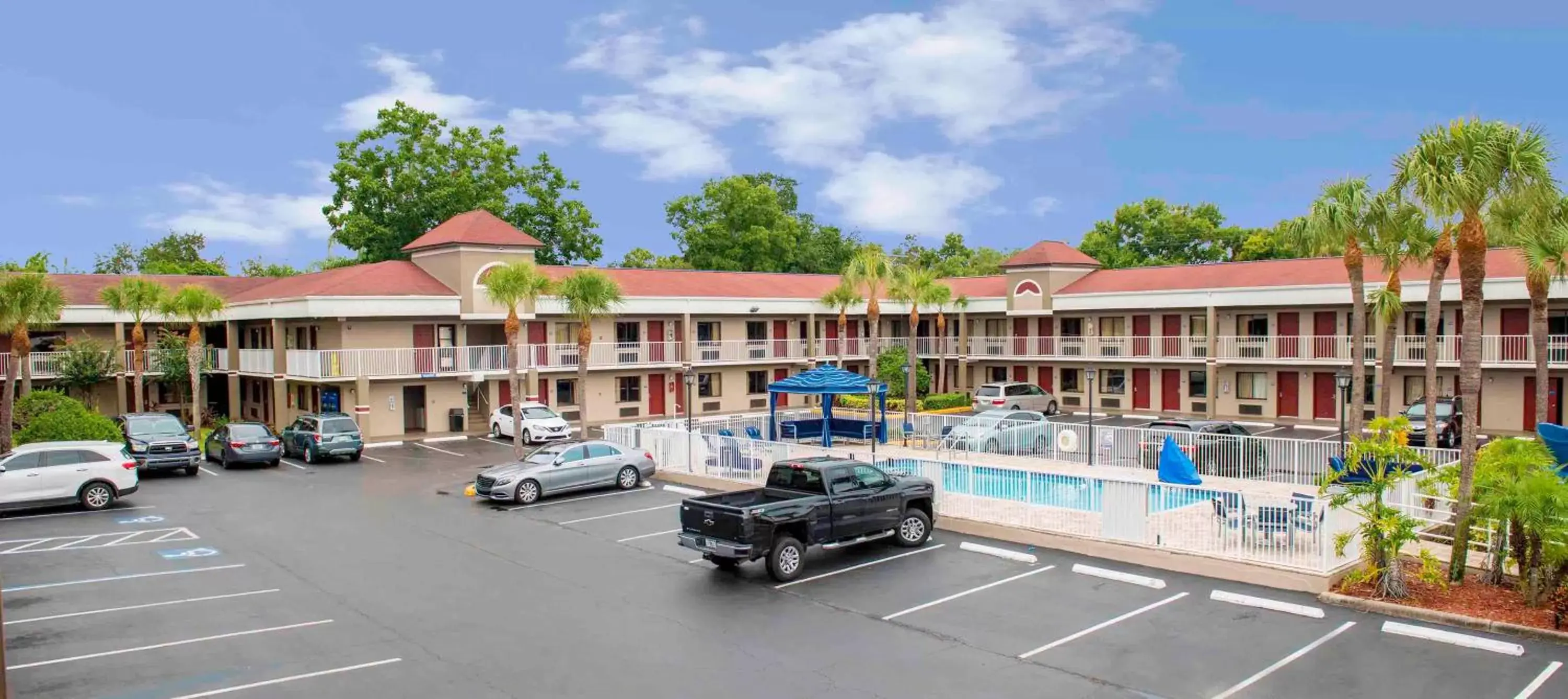 Property Building in Hotel South Tampa & Suites