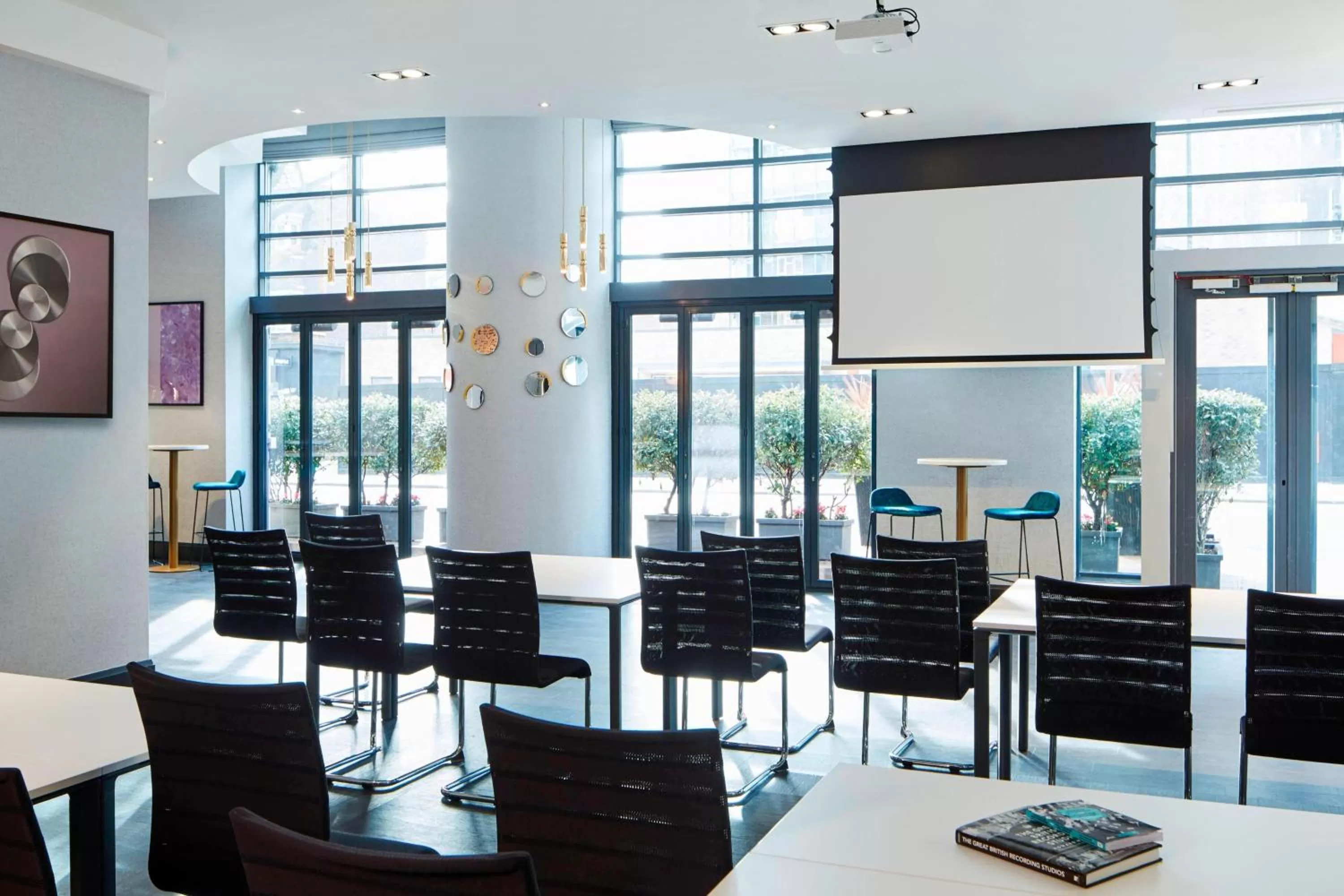 Lounge or bar in London Marriott Maida Vale