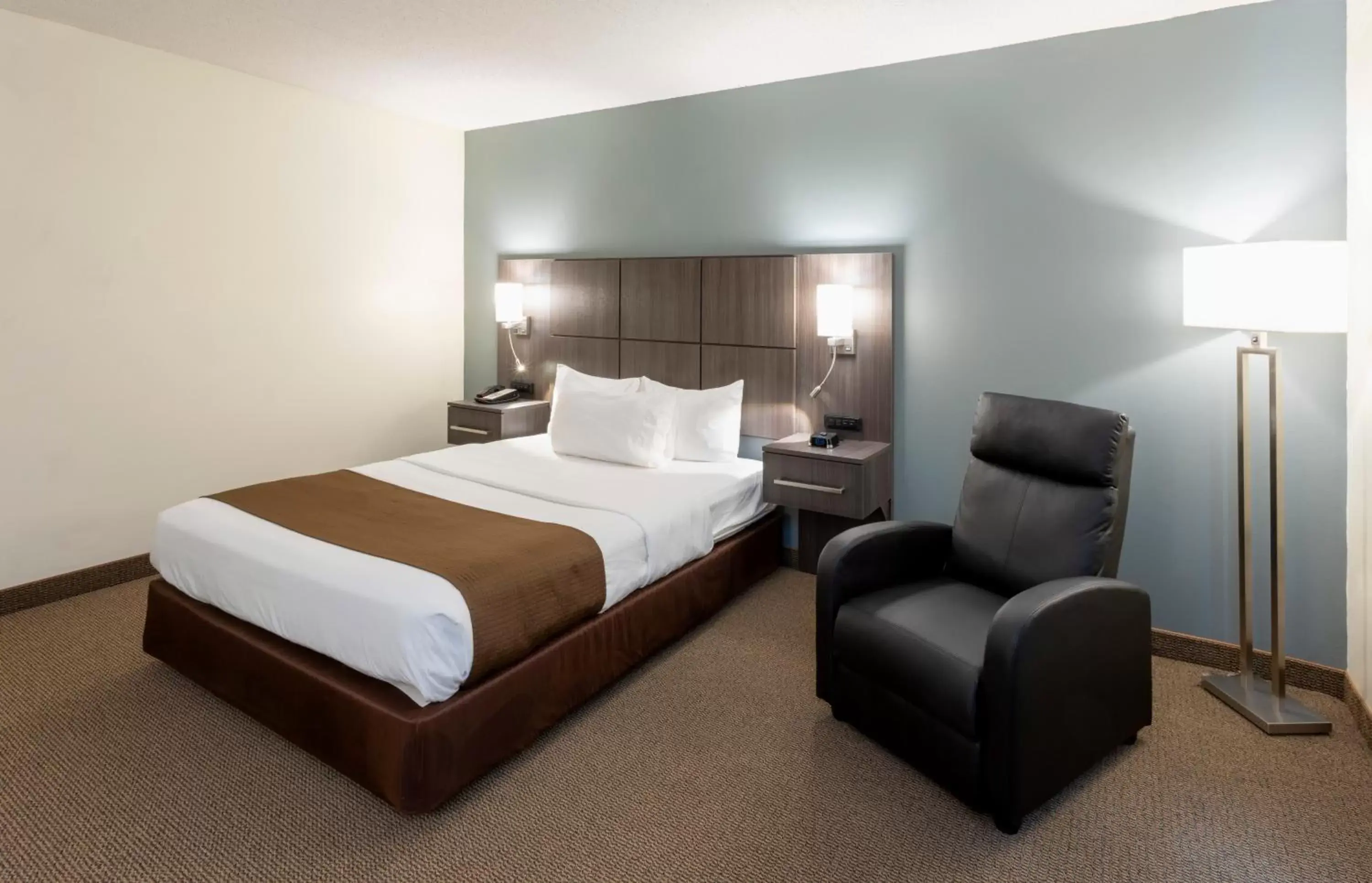 Bed in Paynesville Inn & Suites