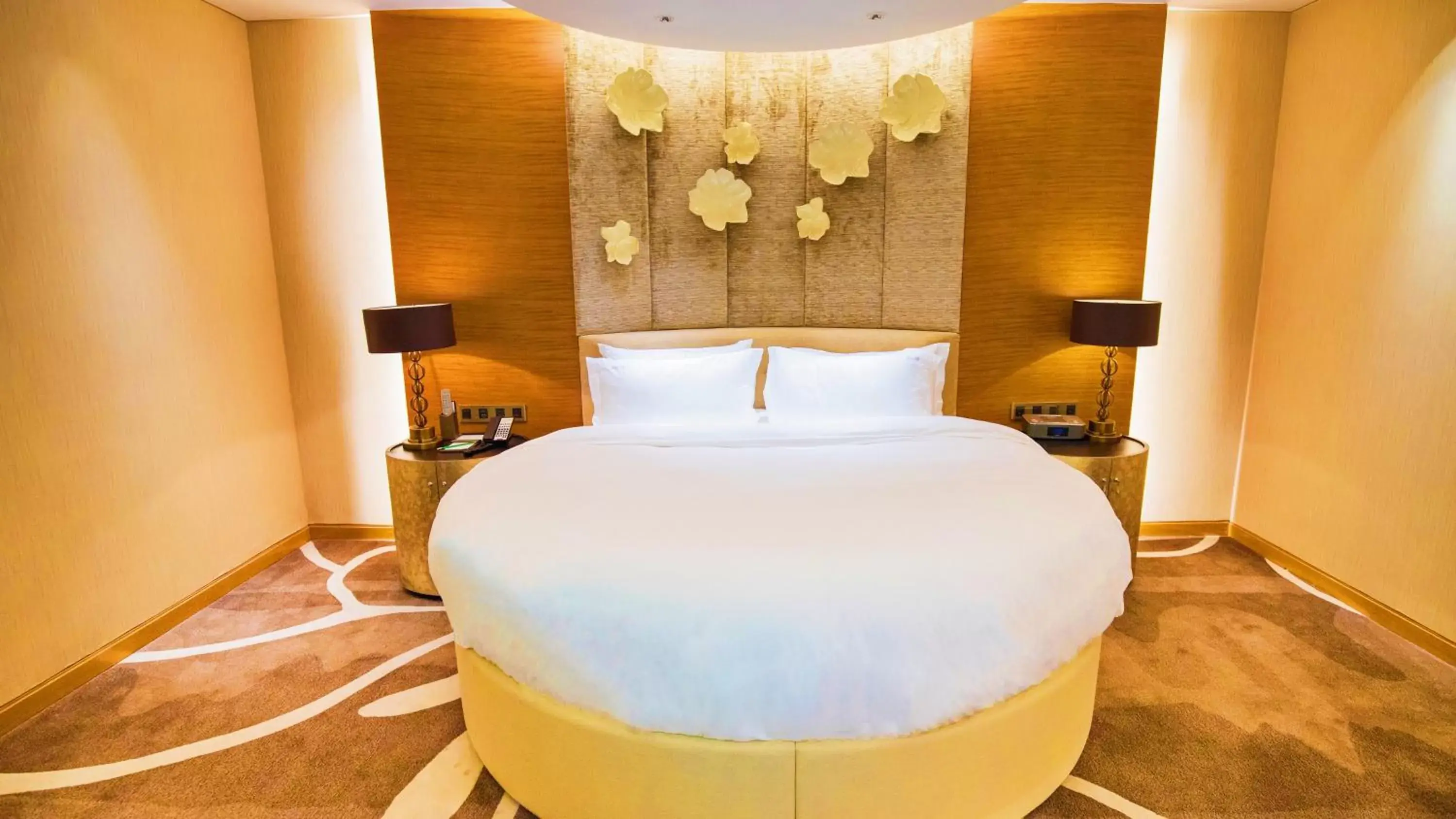 Bedroom, Bed in Holiday Inn Nanjing Xuanwu Lake, an IHG Hotel