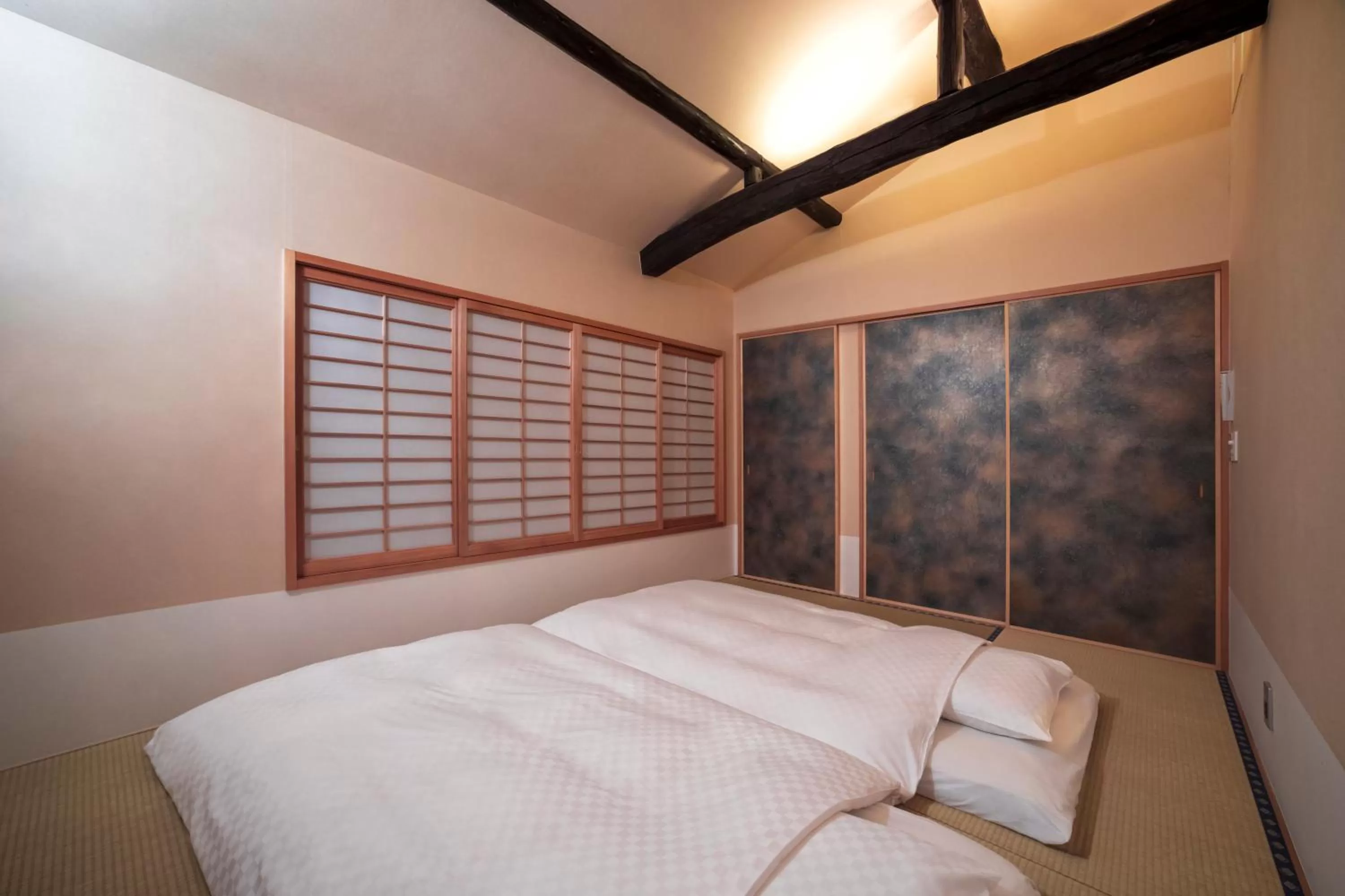 Photo of the whole room, Bed in Rinn Machiya Kuon