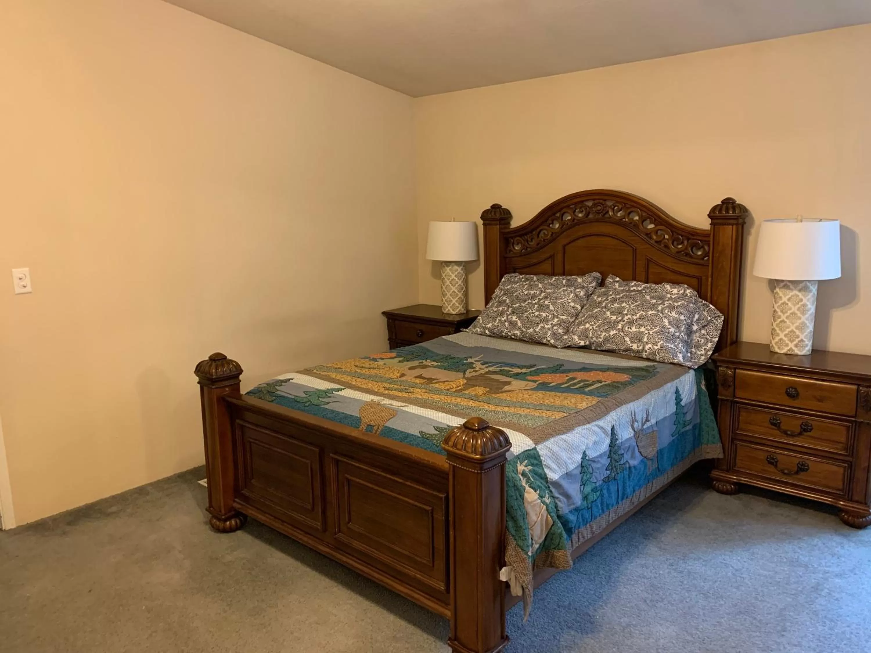 Bed in Glacier Haven Inn