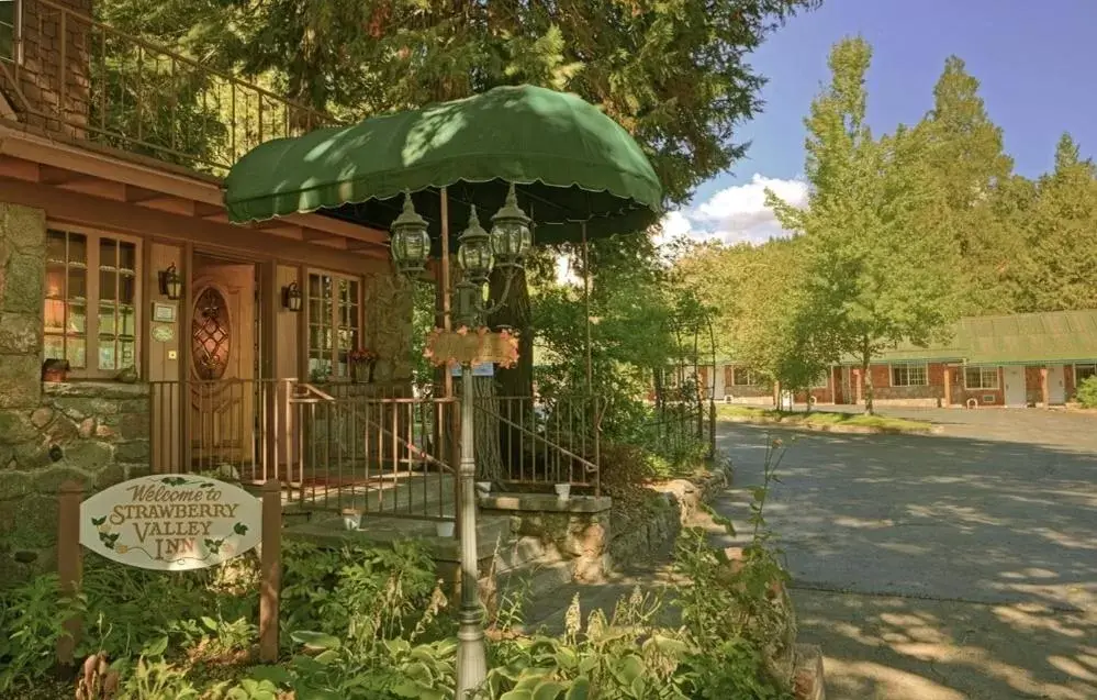 Facade/entrance in Strawberry Valley Inn