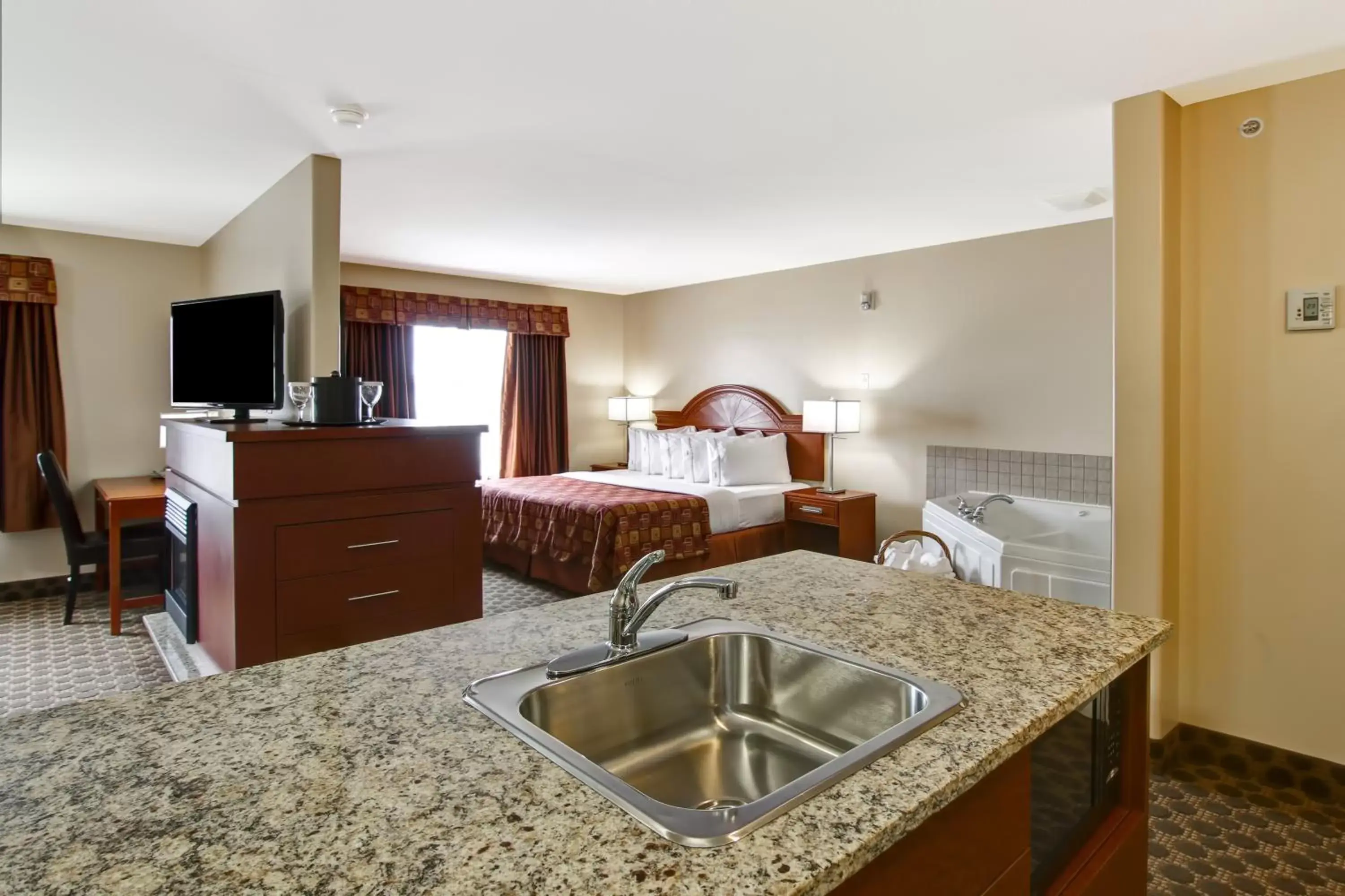 Photo of the whole room, Kitchen/Kitchenette in Canalta Rocky Mountain House