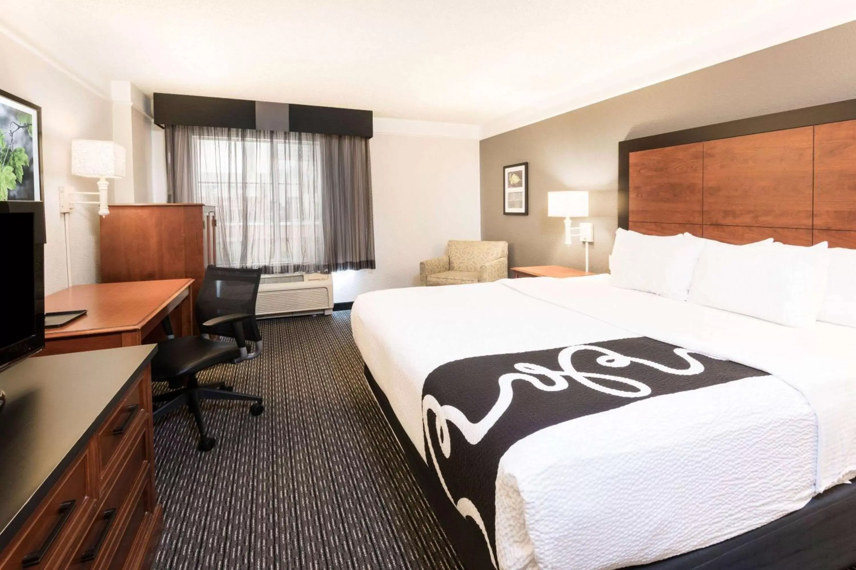 Photo of the whole room, Bed in La Quinta Inn & Suites by Wyndham San Antonio Riverwalk