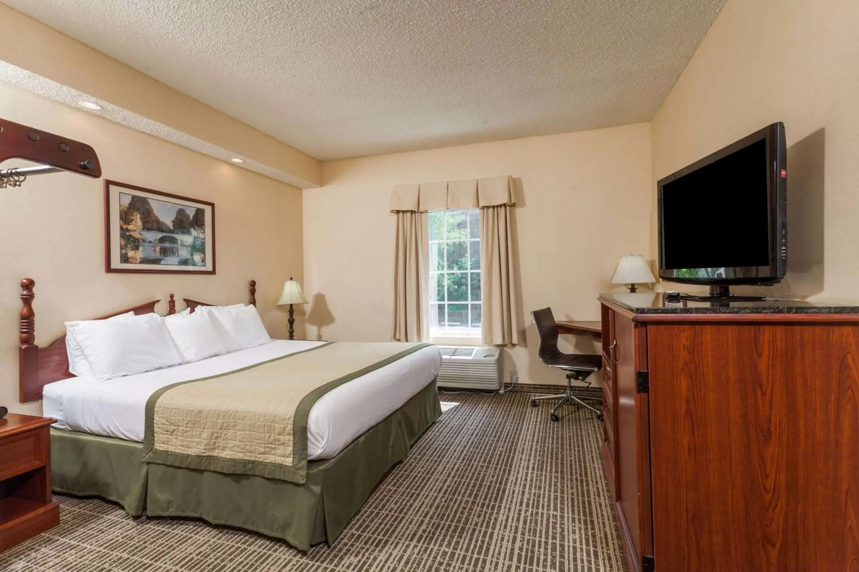 Photo of the whole room, Bed in Baymont by Wyndham Columbia Maury