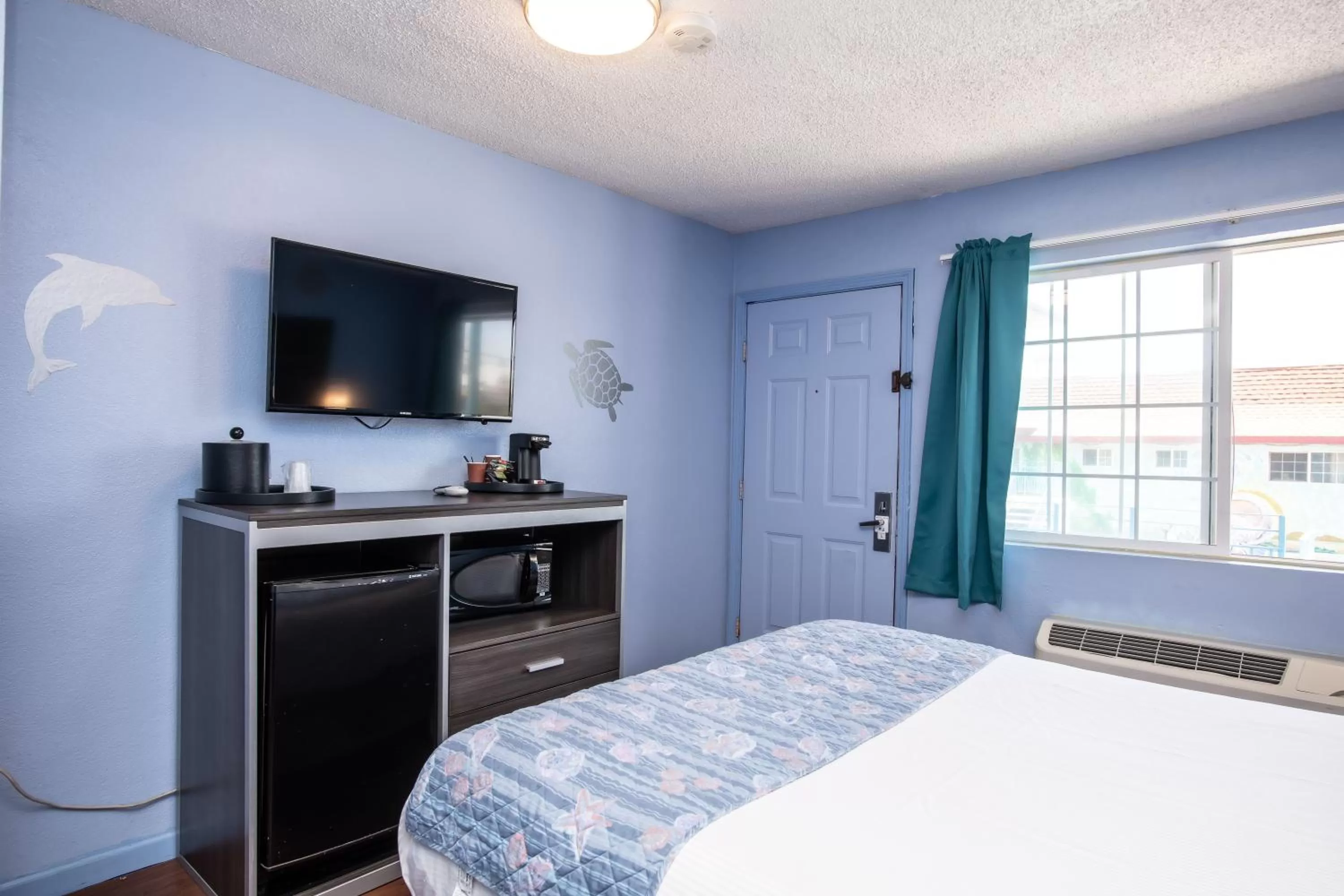 Bed in Aqua Breeze Inn