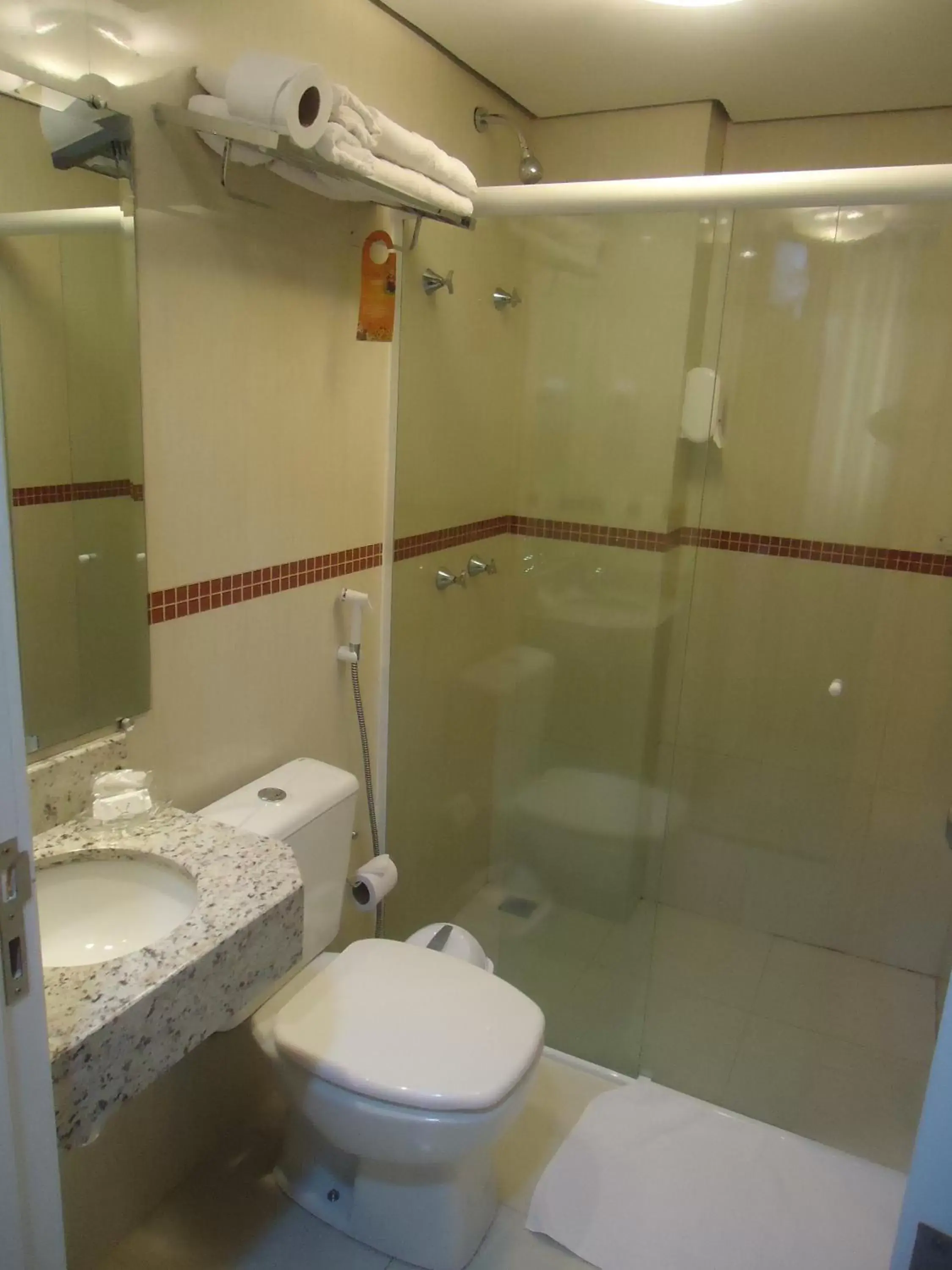 Bathroom in Del Rey Quality Hotel