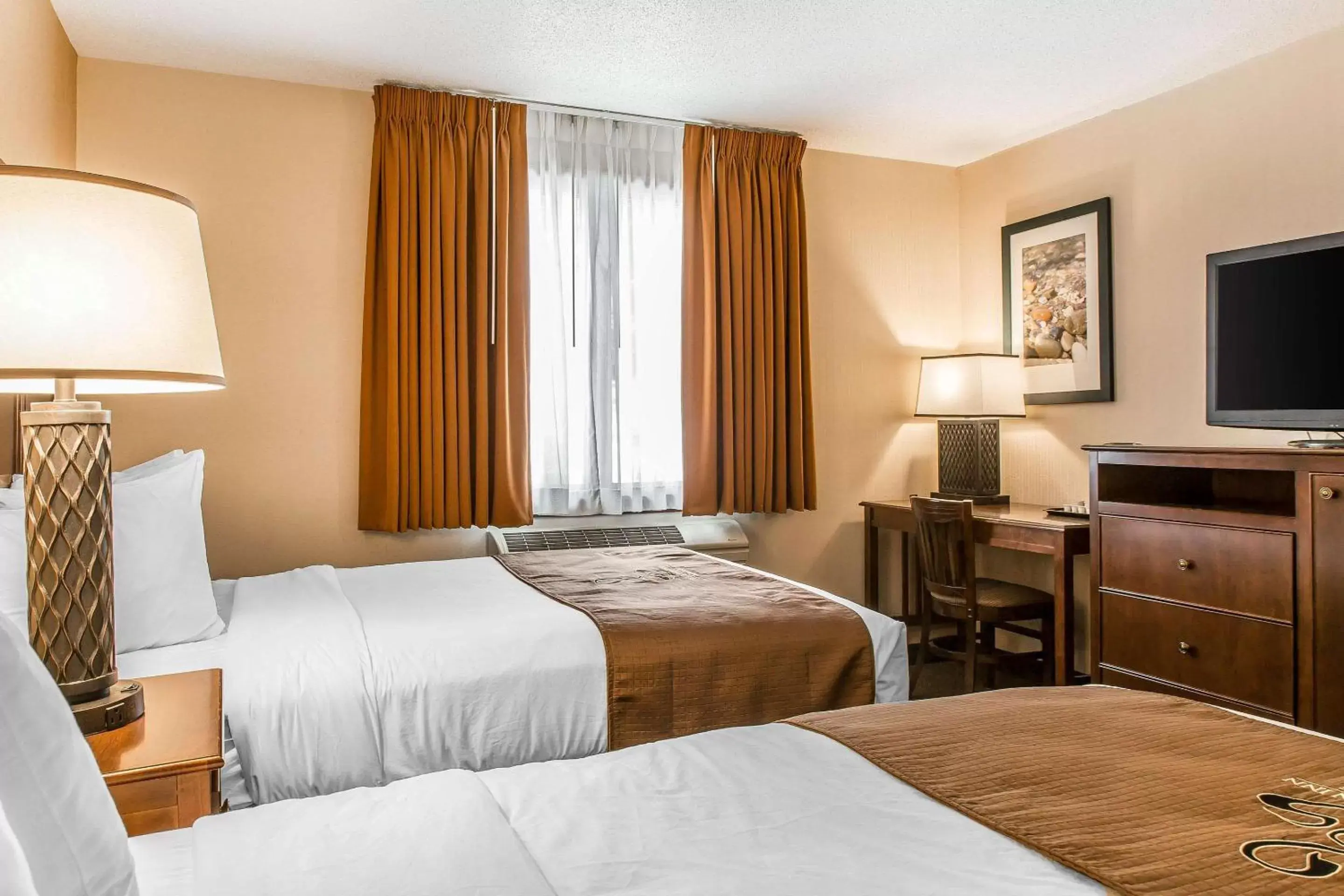 Photo of the whole room, Bed in The Black Swan Lee - Lenox, Ascend Hotel Collection