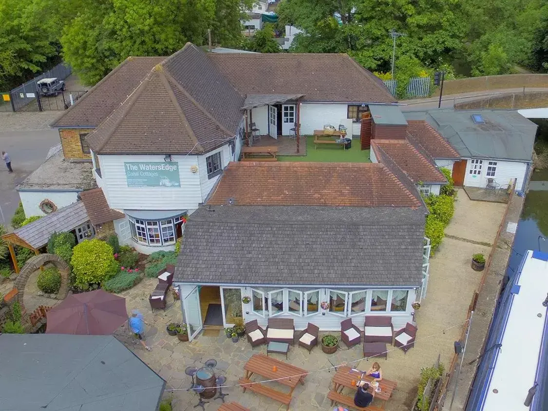 Property building, Bird's-eye View in The WatersEdge, Canal Cottages