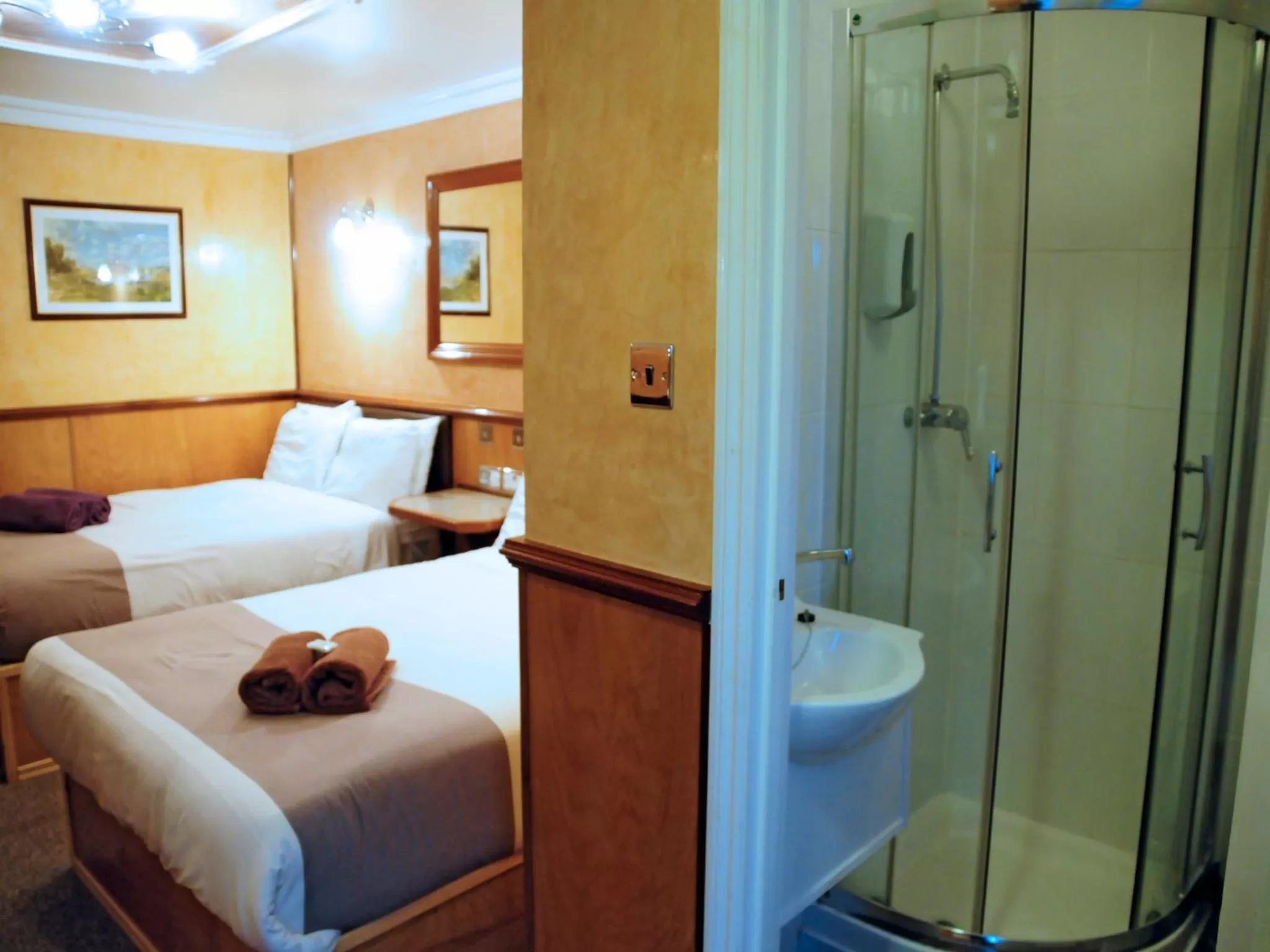 Photo of the whole room, Bed in Cricklewood Lodge Hotel