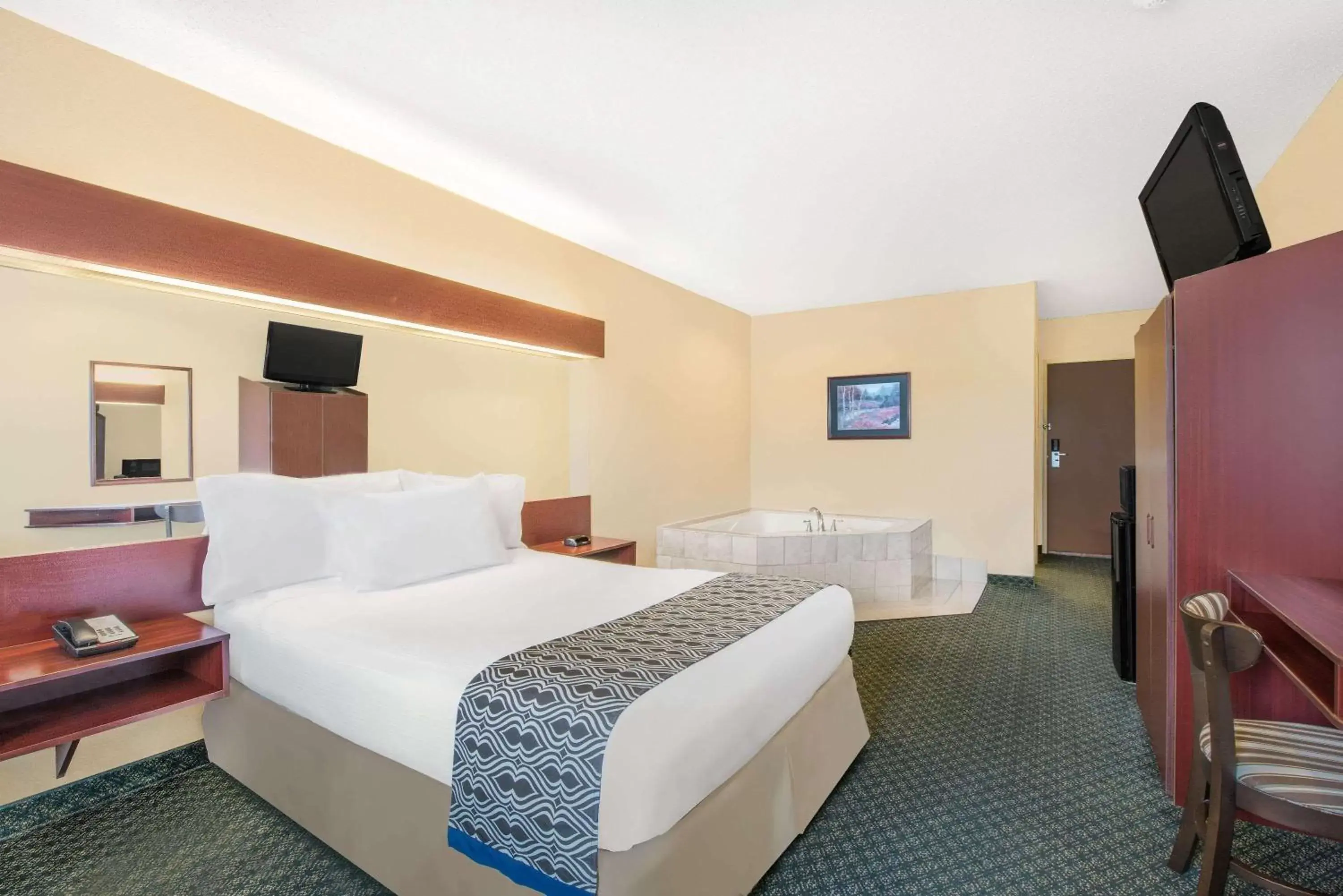 Photo of the whole room, Bed in Microtel Inn & Suites by Wyndham Hamburg