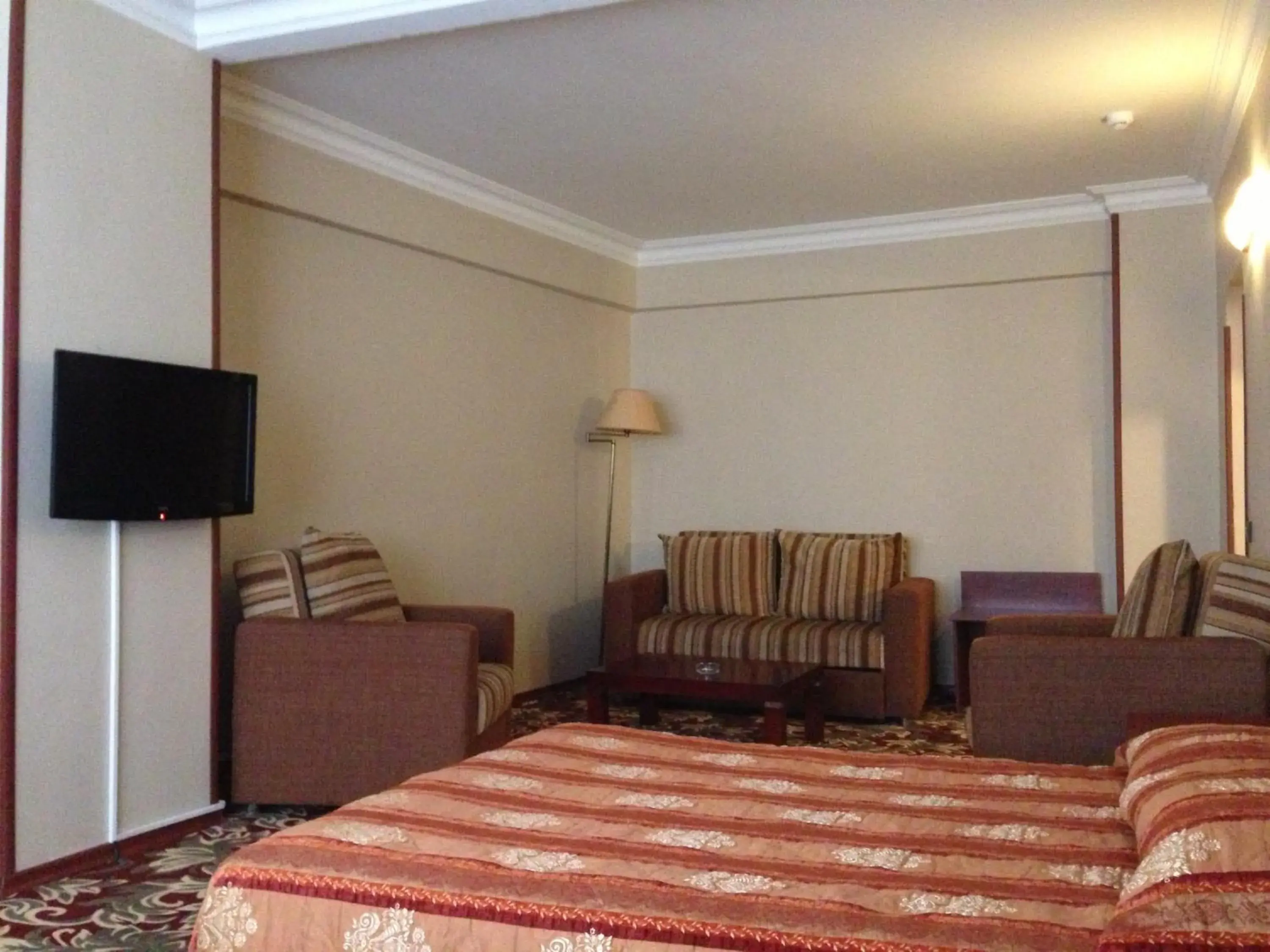 Seating area, Bed in Hotel Monopol