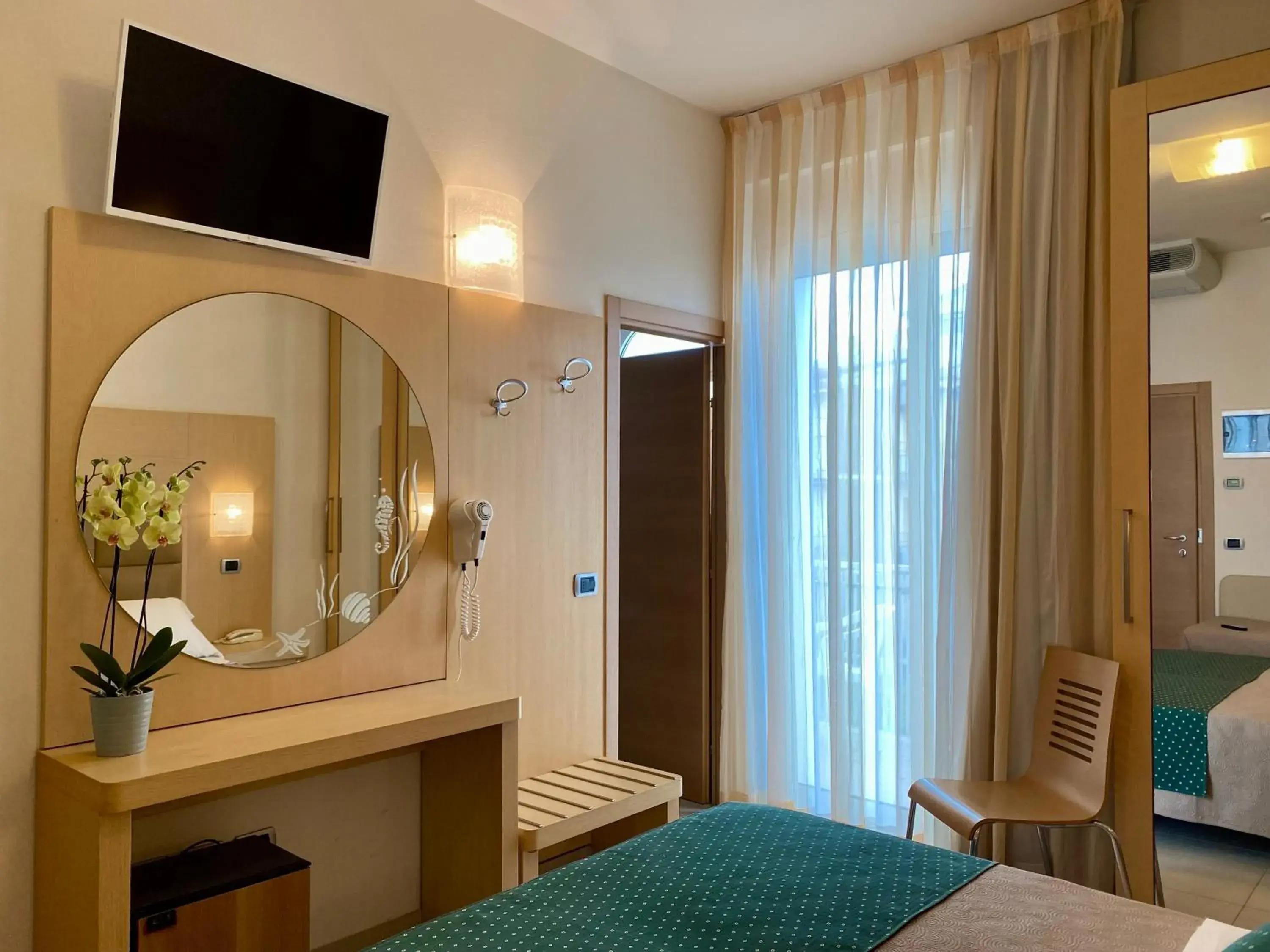 Bed, TV/Entertainment Center in Hotel Granada