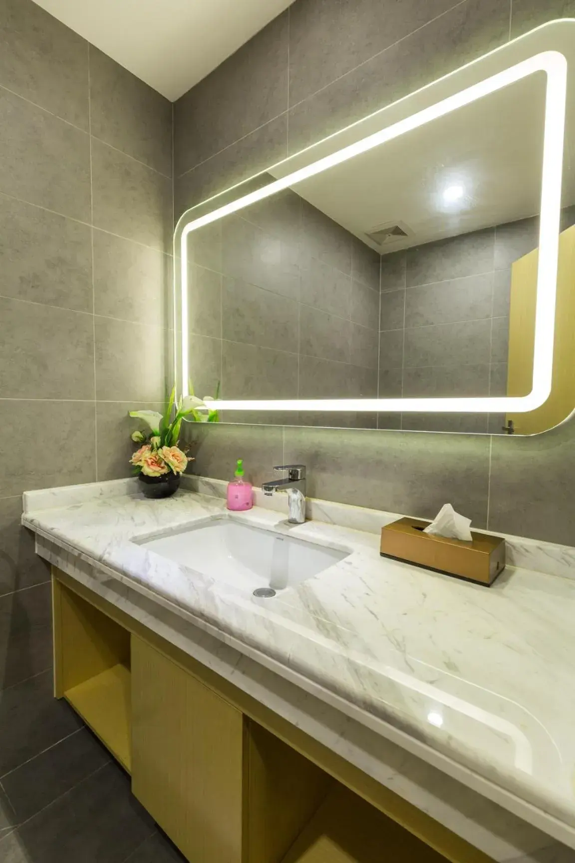 Bathroom in Guangzhou Seaman Hotel-Line 2 JiangNanXi Station