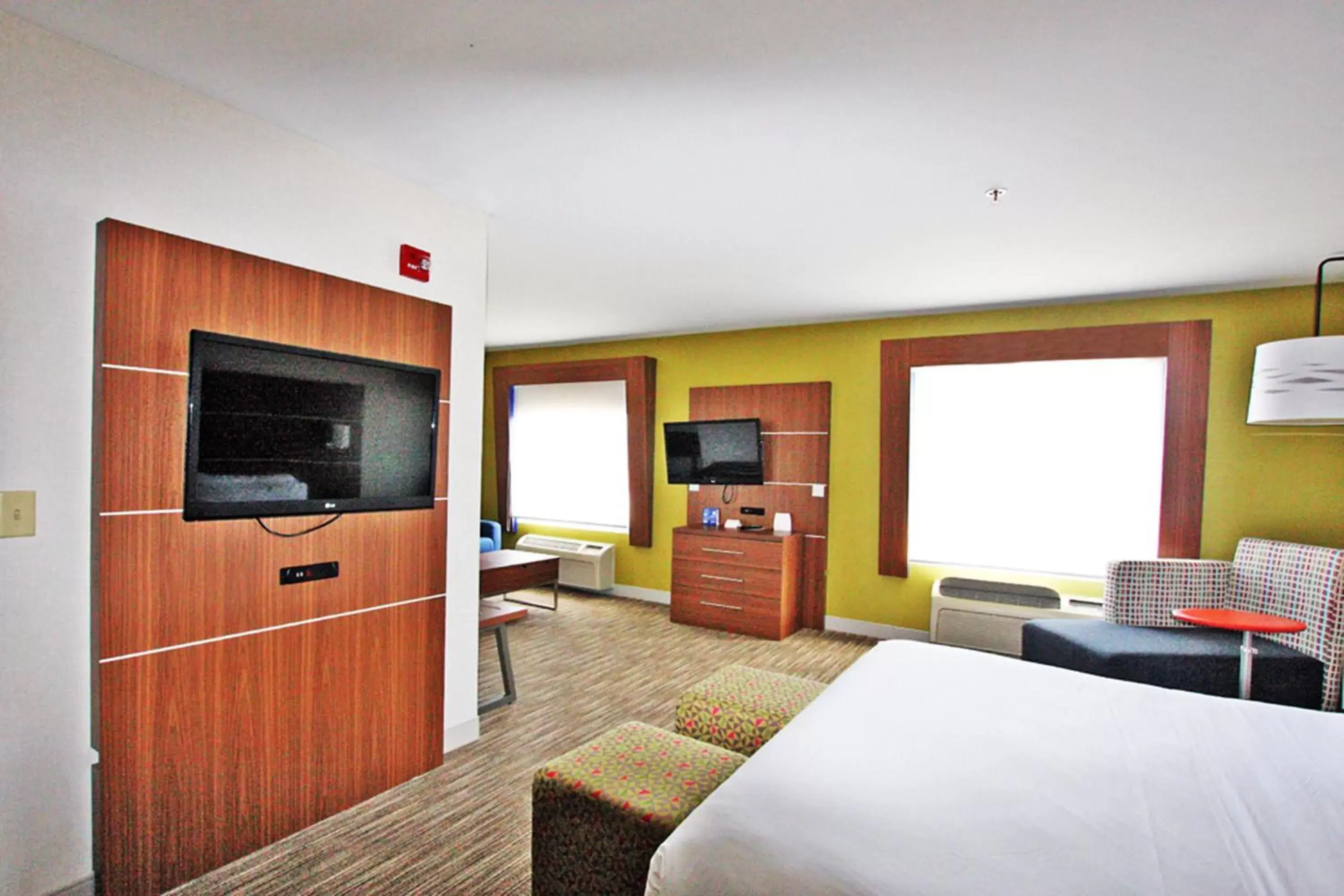 Photo of the whole room, TV/Entertainment Center in Holiday Inn Express Branford-New Haven, an IHG Hotel