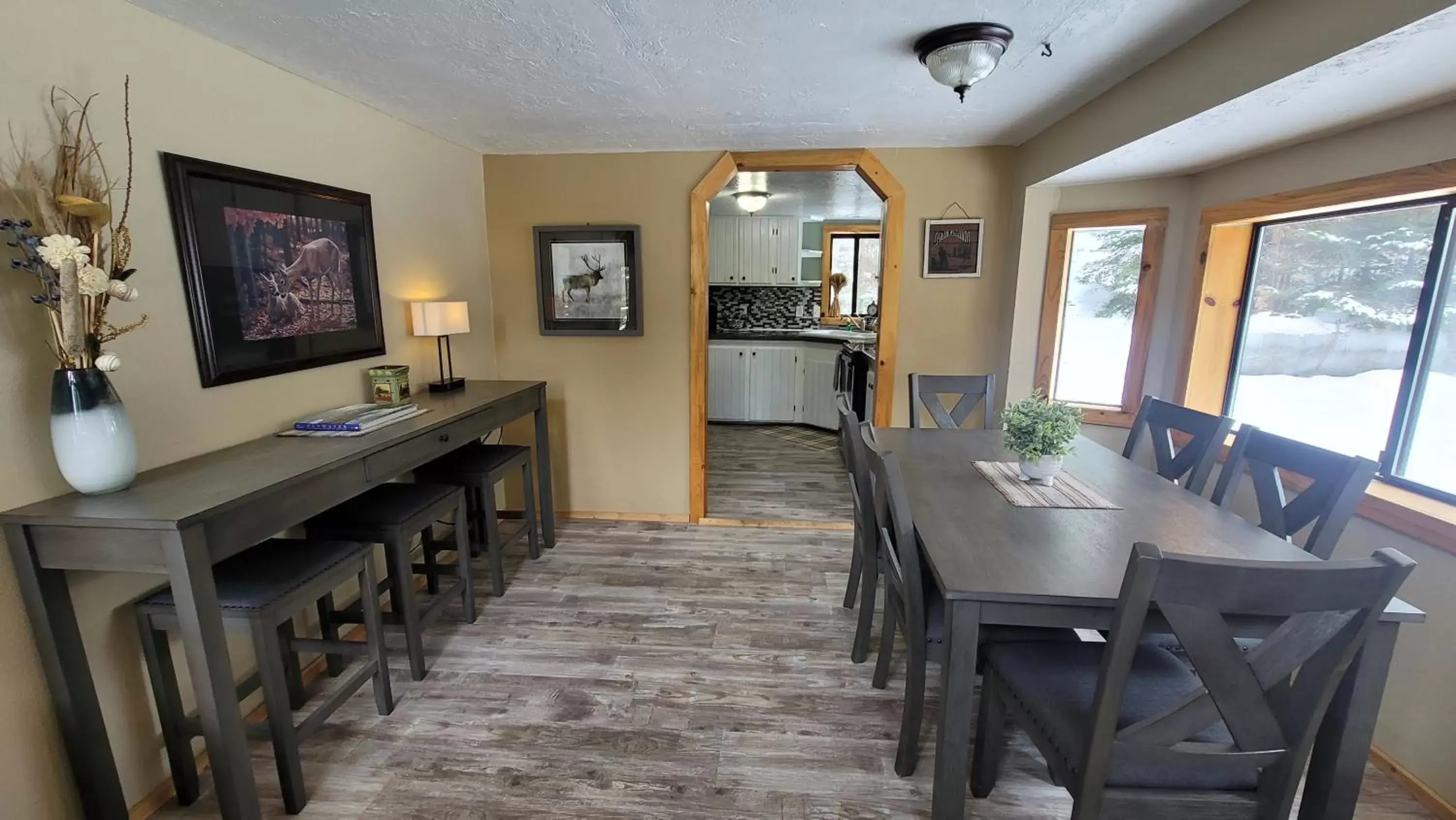 Dining Area in Riverfront Motel & Cabins