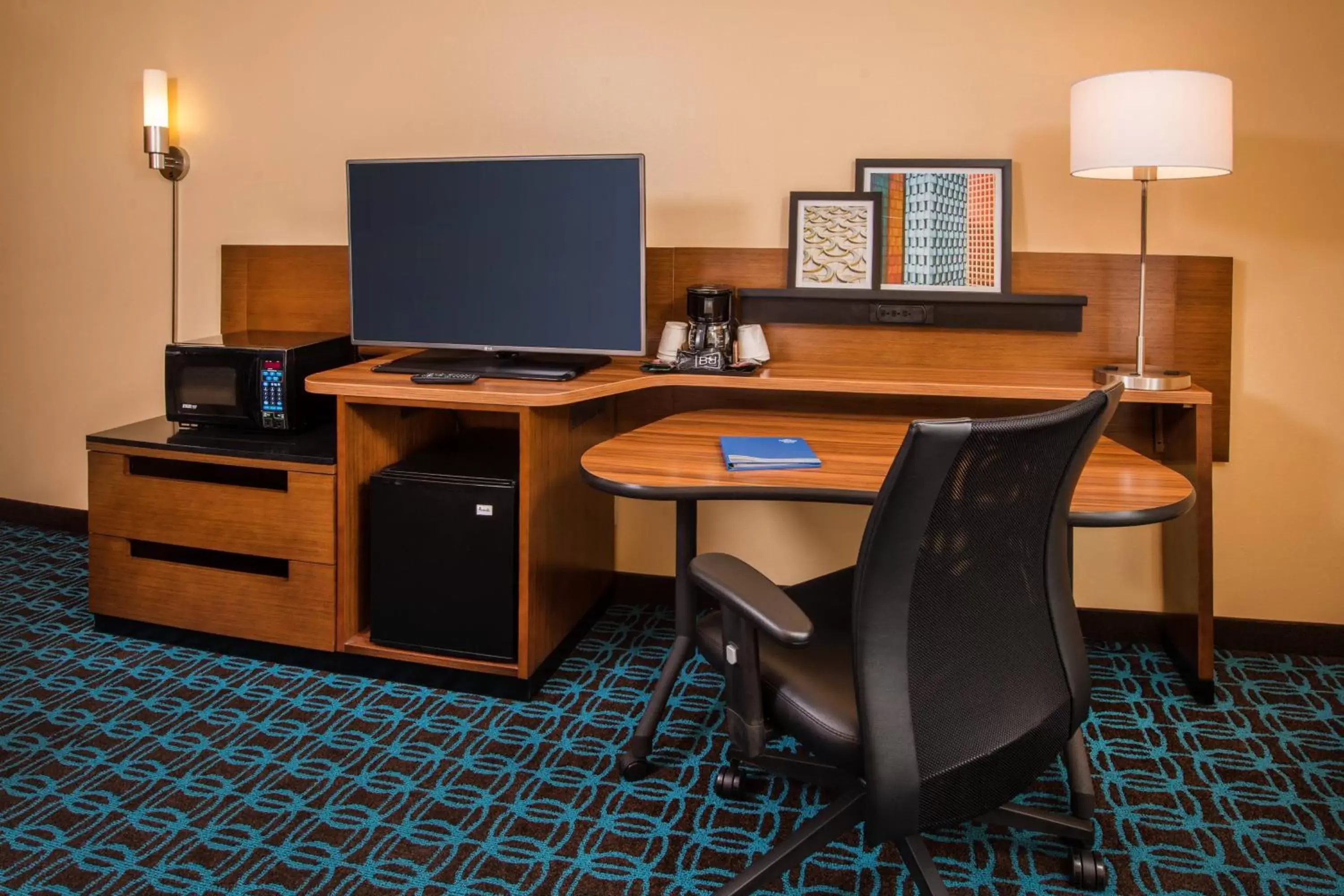 Photo of the whole room, TV/Entertainment Center in Fairfield Inn Dulles Airport Chantilly