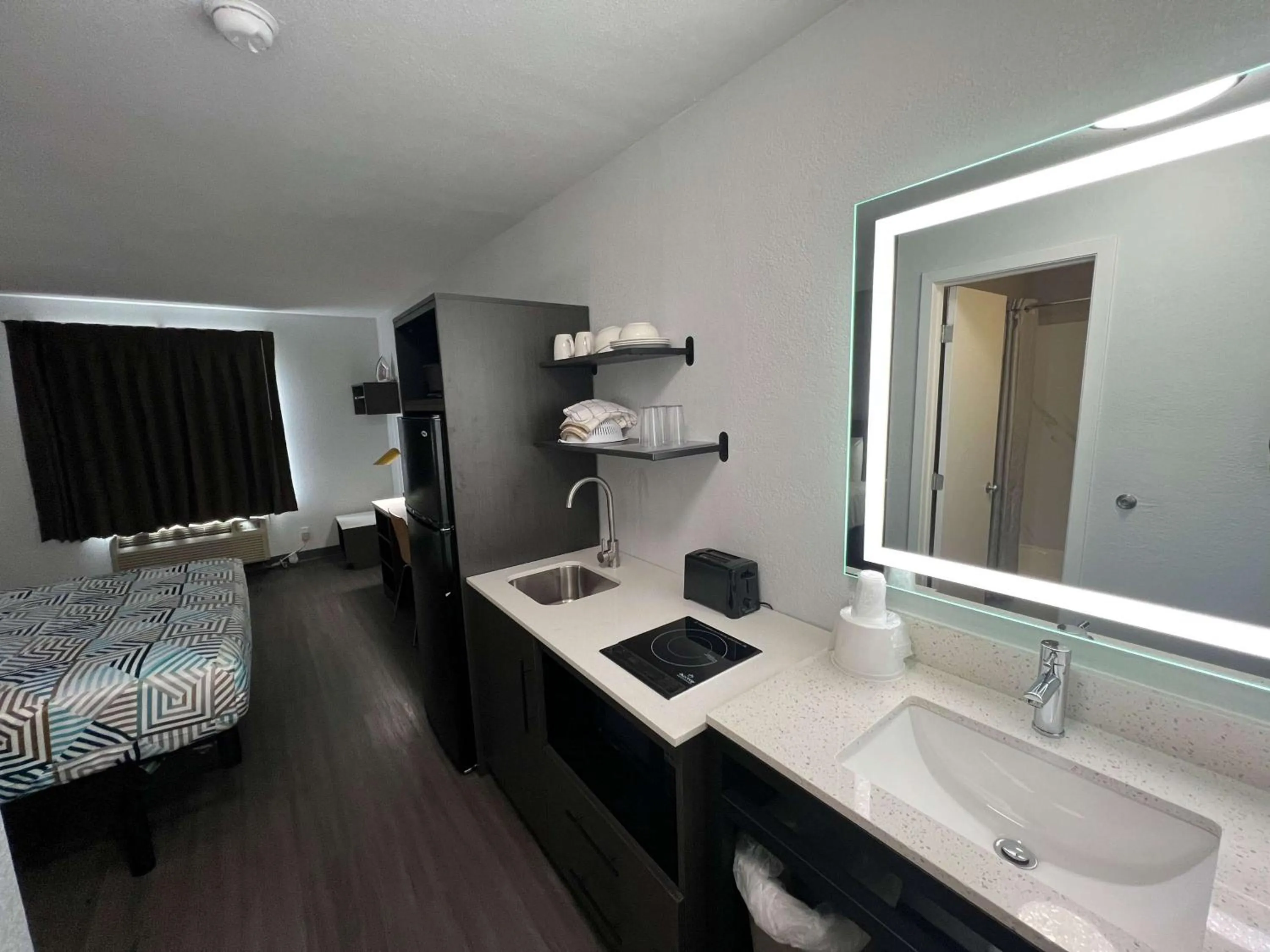 Photo of the whole room, Bed in Motel 6-Altoona, IA - Des Moines East