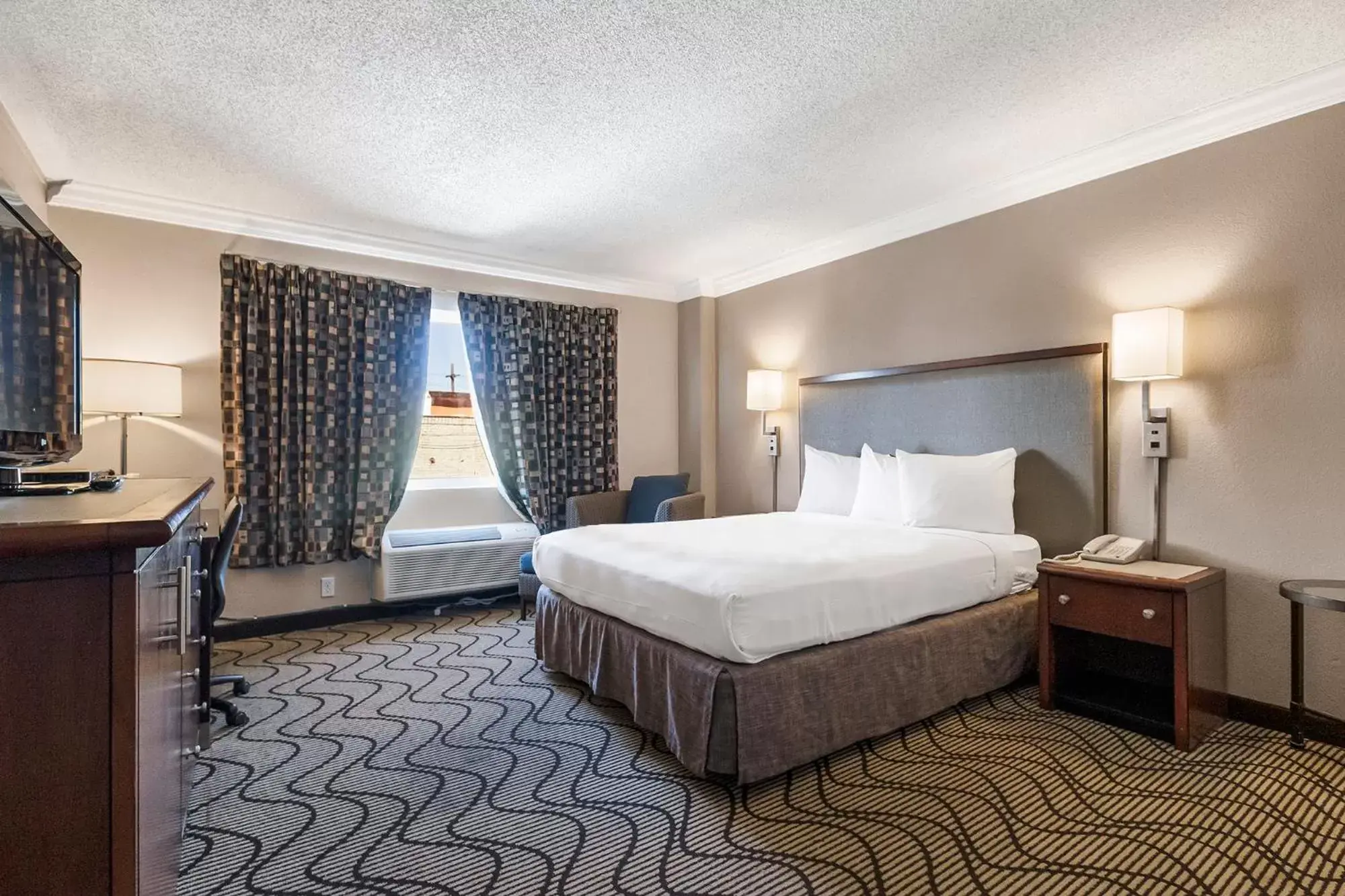 Photo of the whole room, Bed in Jack London Inn