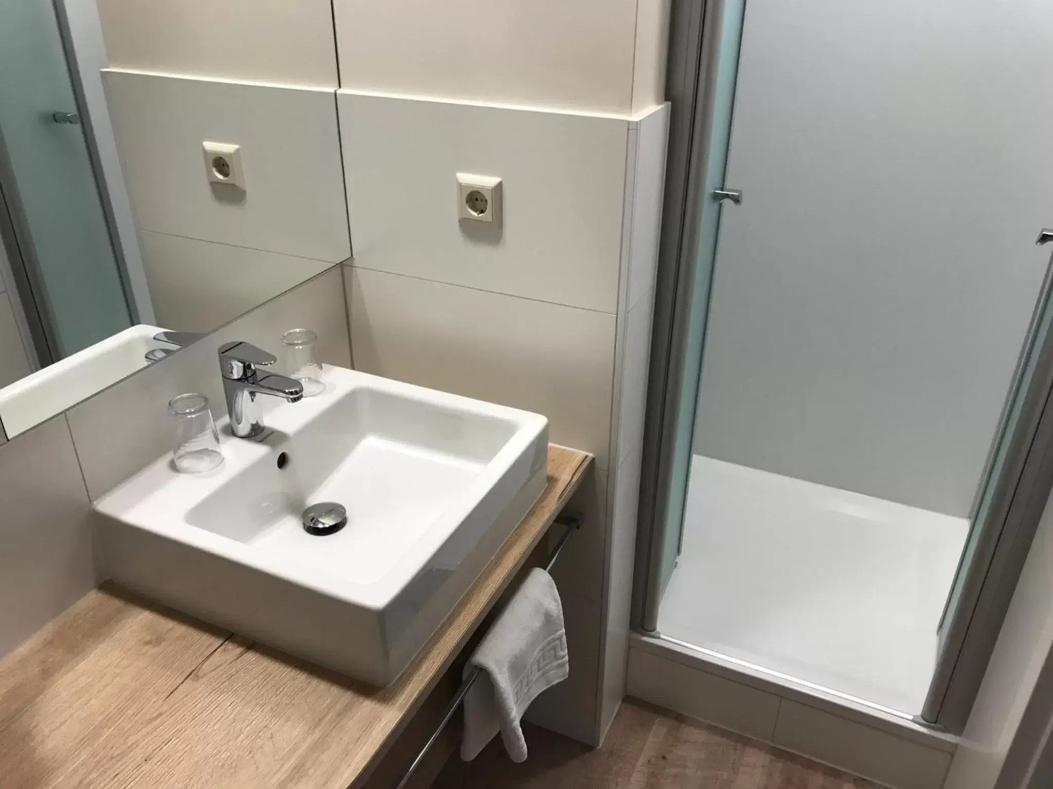 Shower, Bathroom in Hotel in der Mühle