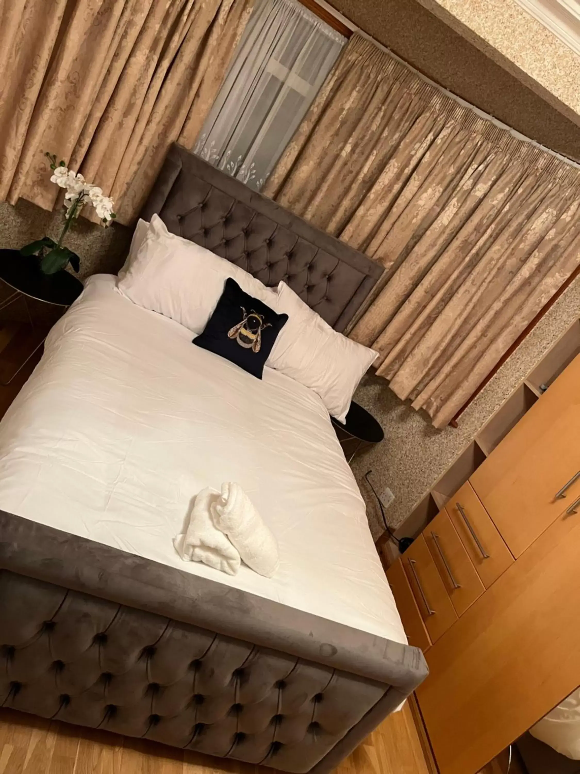 Bed in TJ Homes - Luxury Studio Suite with Garden View - Next to tube station London