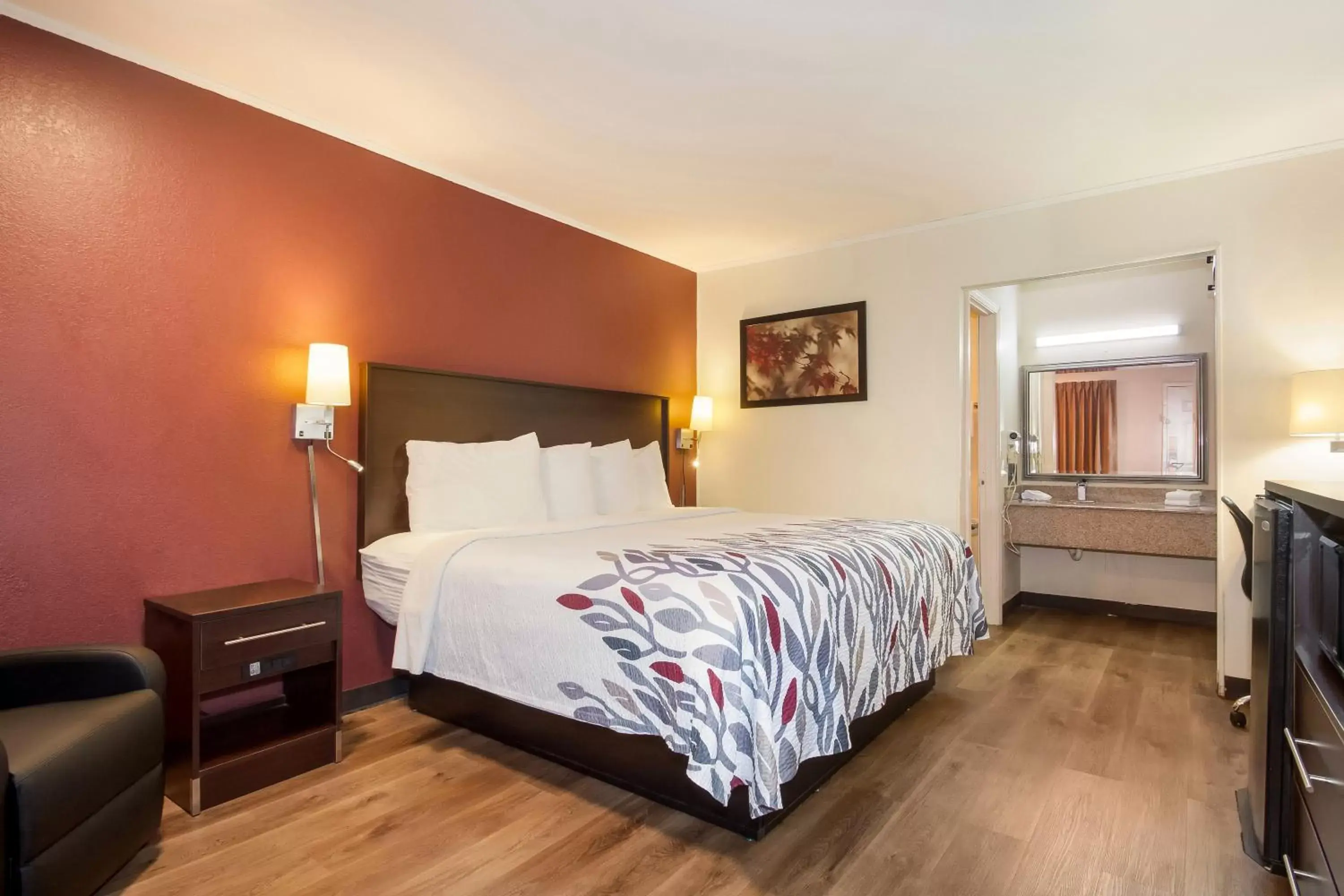Bedroom, Bed in Red Roof Inn Santee