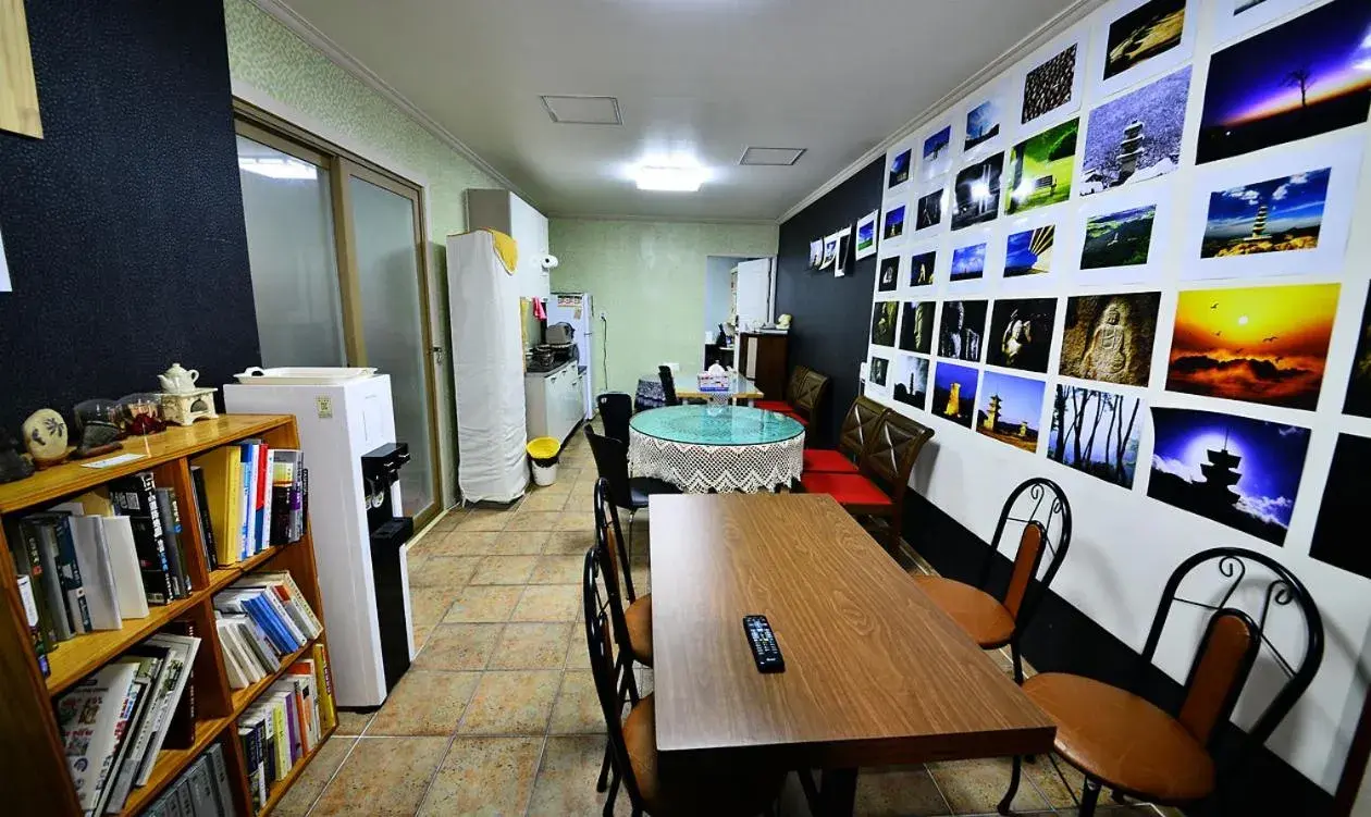 Communal lounge/ TV room, Restaurant/Places to Eat in Gyeongju Namu Guesthouse