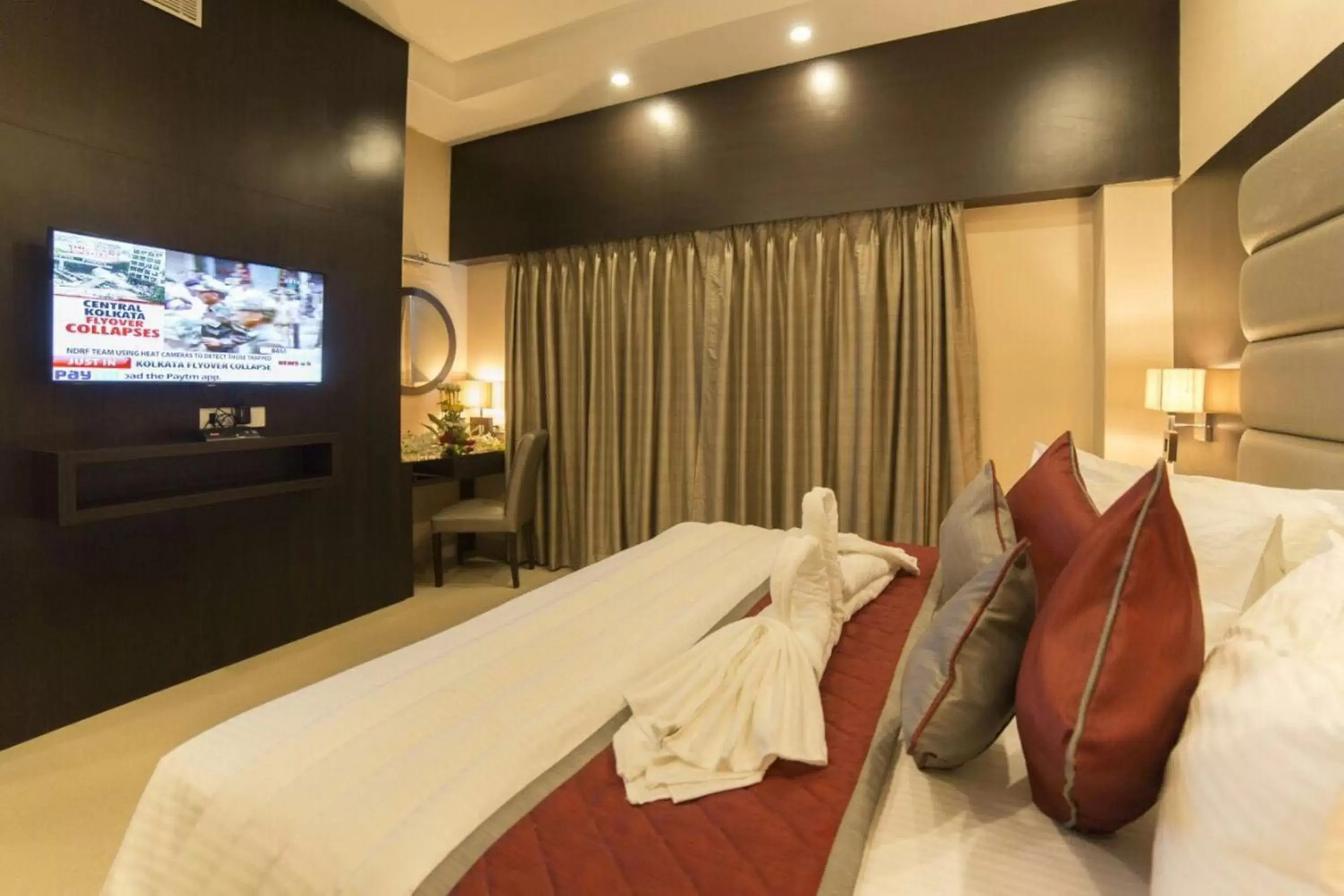 Bedroom, TV/Entertainment Center in Golden Tulip Saltlake Kolkata