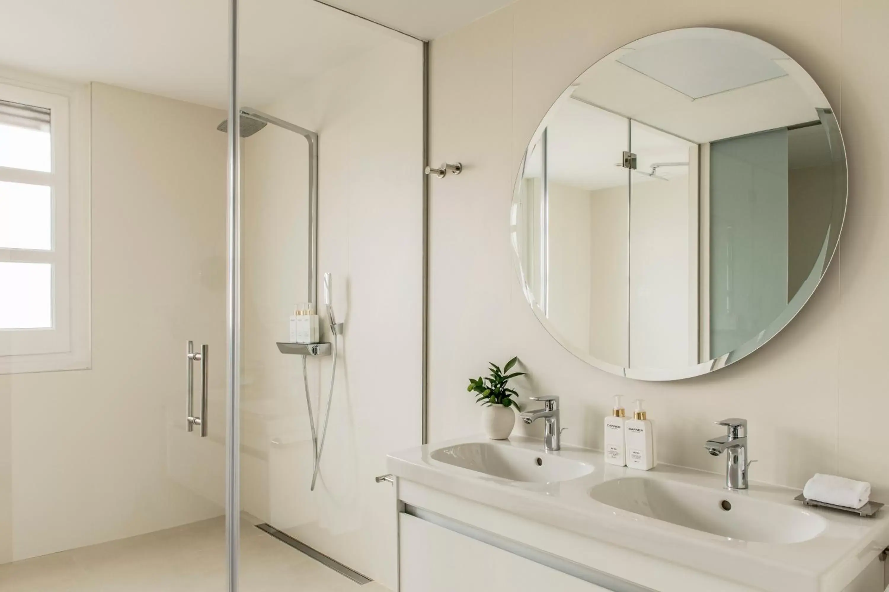 Shower, Bathroom in Palacio de los Duques Gran Meliá - The Leading Hotels of the World