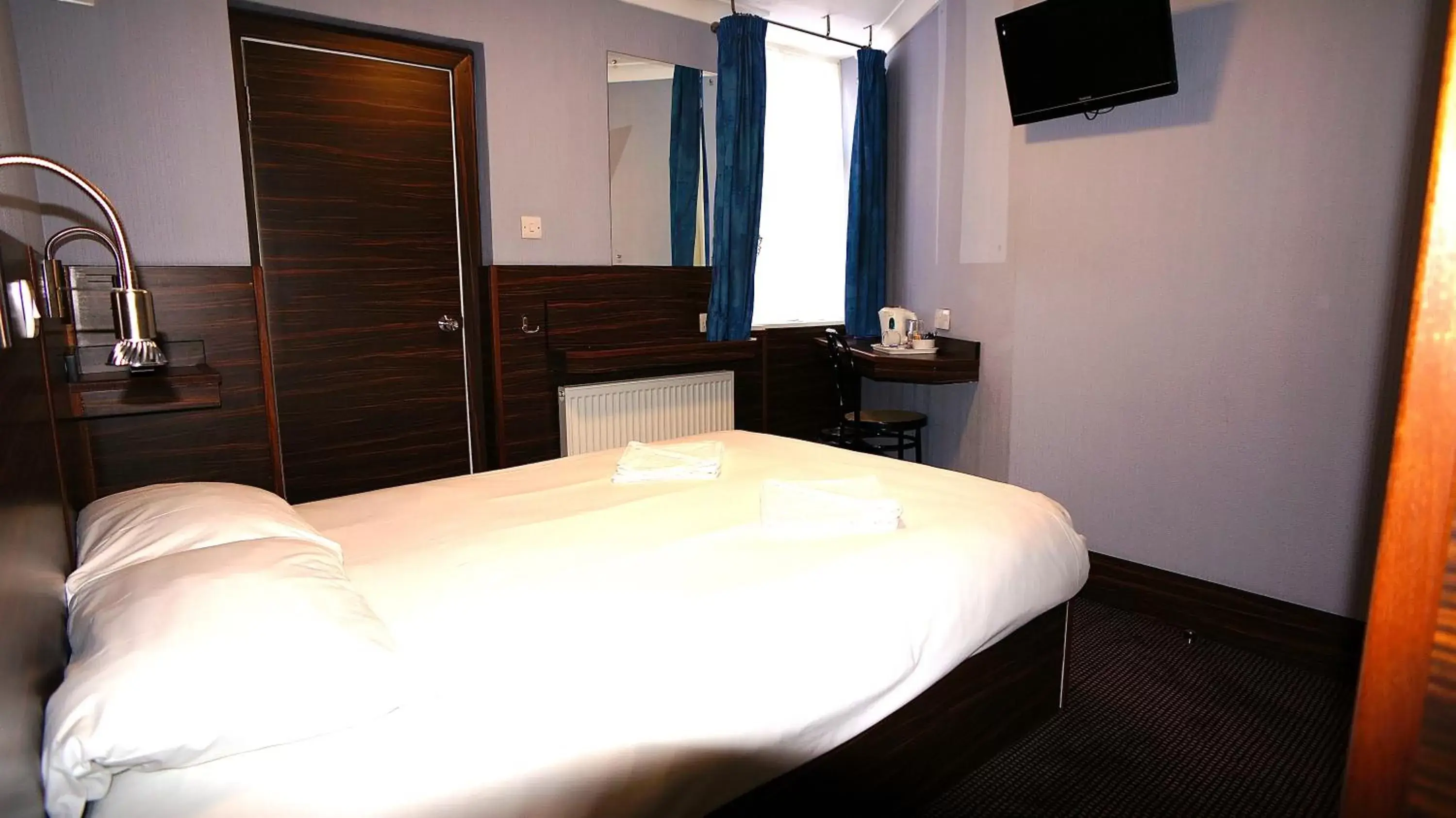 Bedroom, Bed in Crestfield Hotel