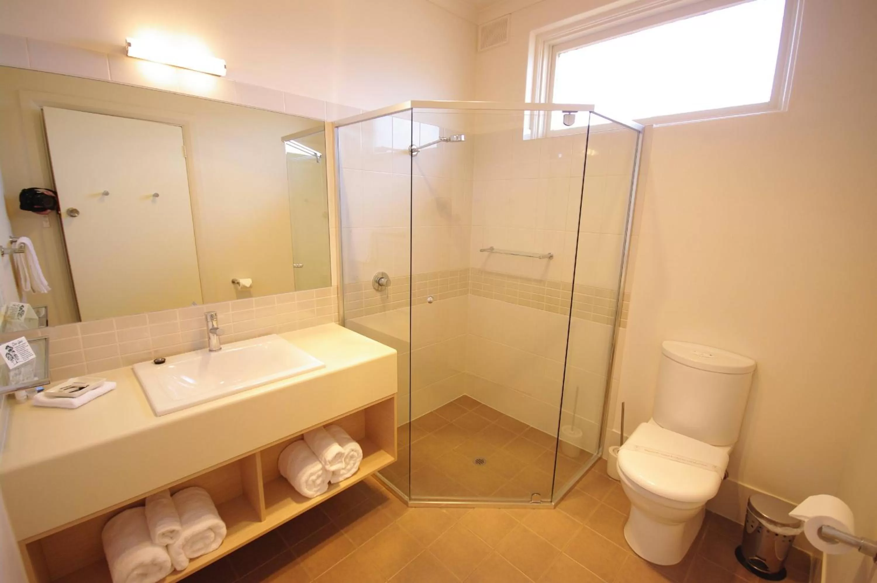 Bathroom in Adelaide Road Motor Lodge