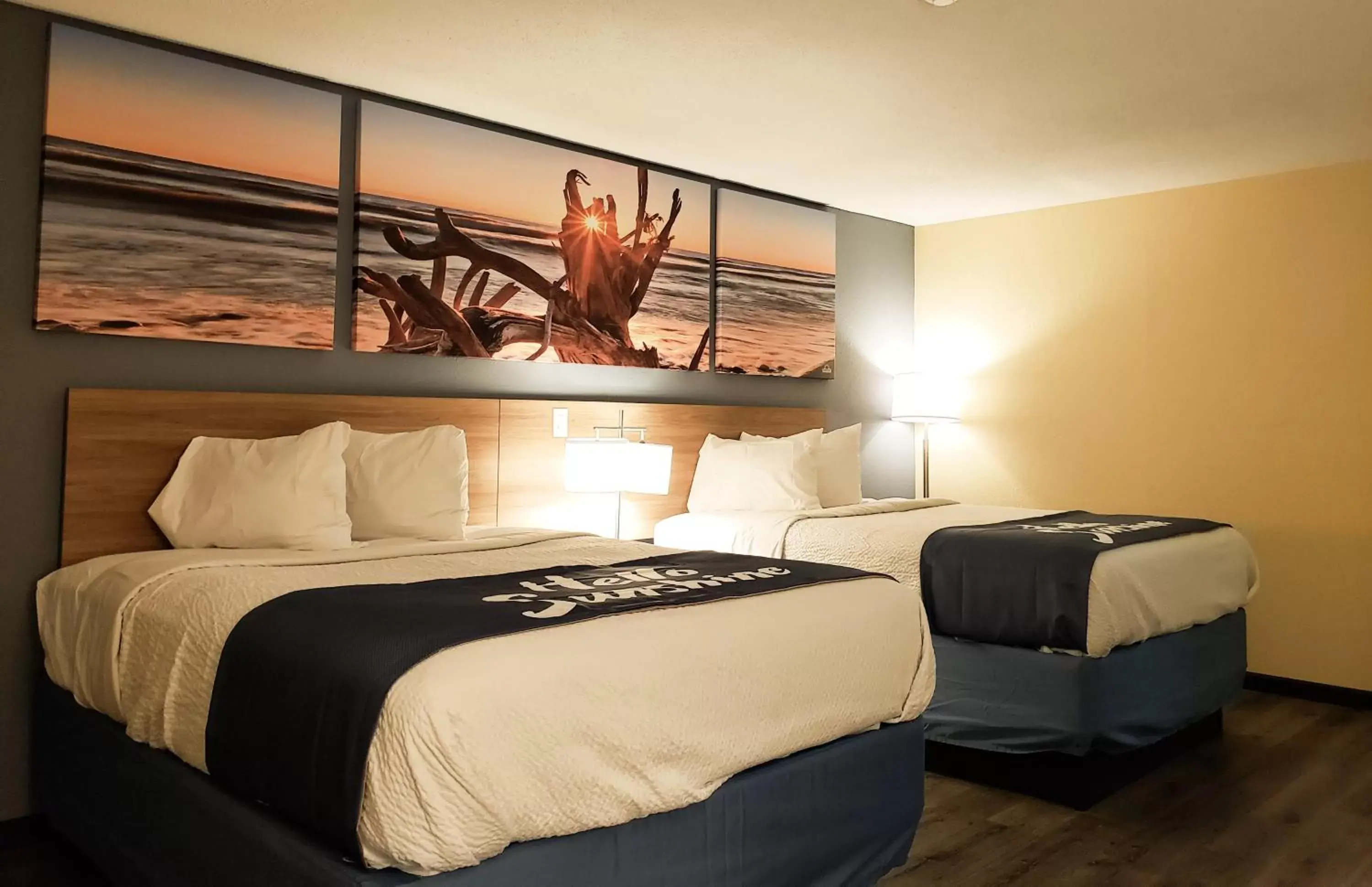 Bed in Days Inn & Suites by Wyndham Merrillville