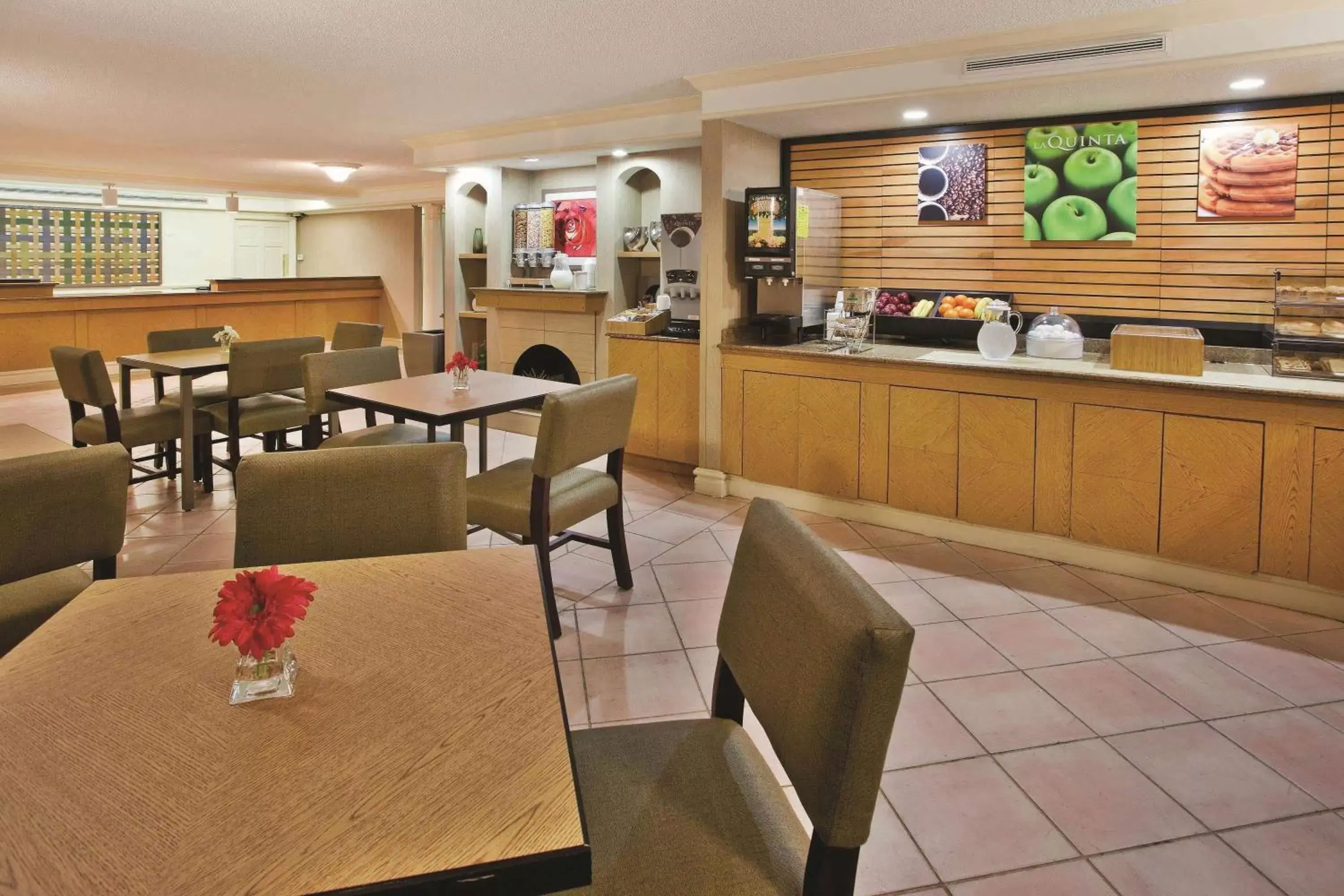 Restaurant/Places to Eat in La Quinta Inn by Wyndham Savannah Midtown