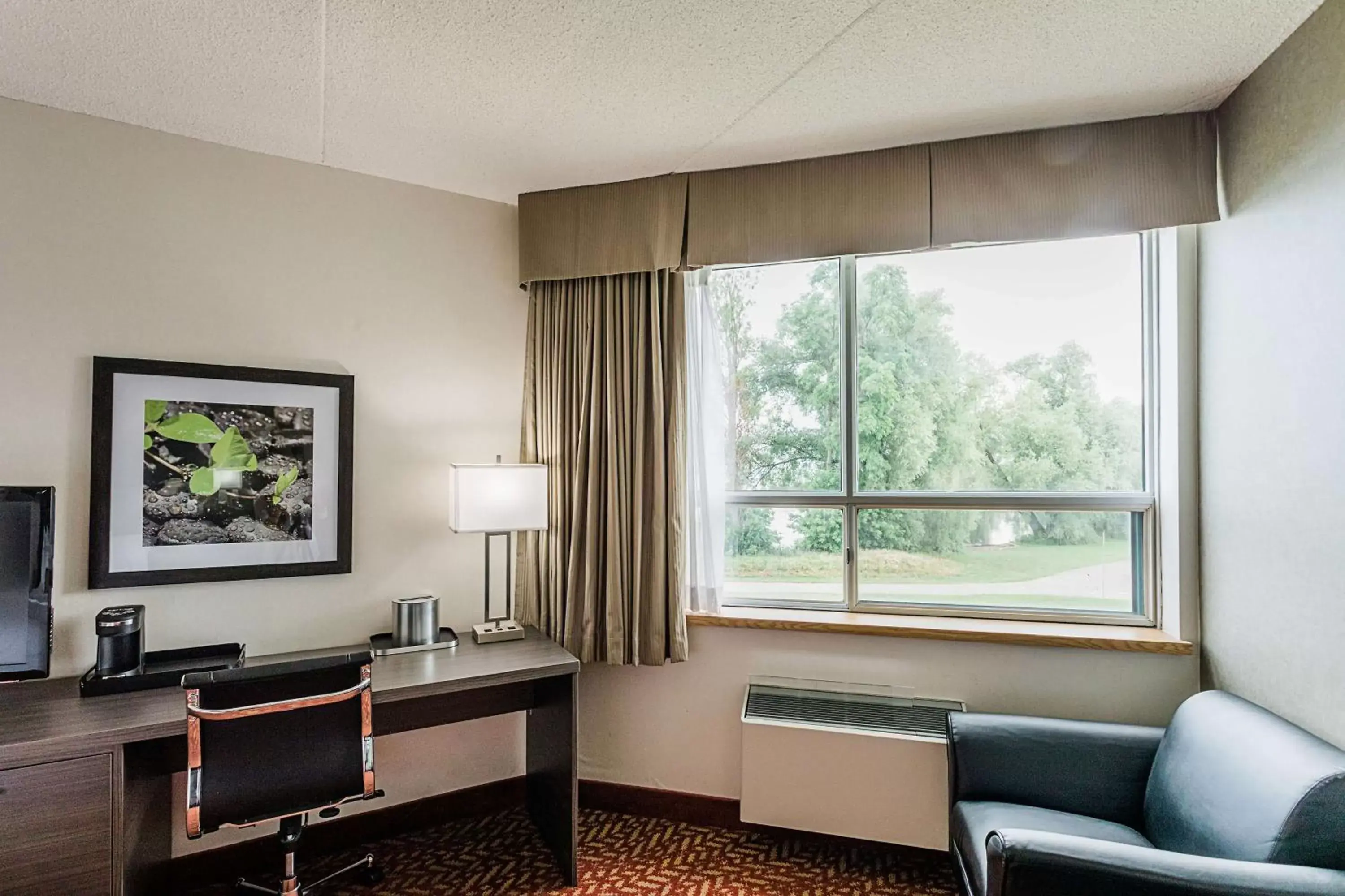 Photo of the whole room, Seating Area in Best Western Inn On The Bay