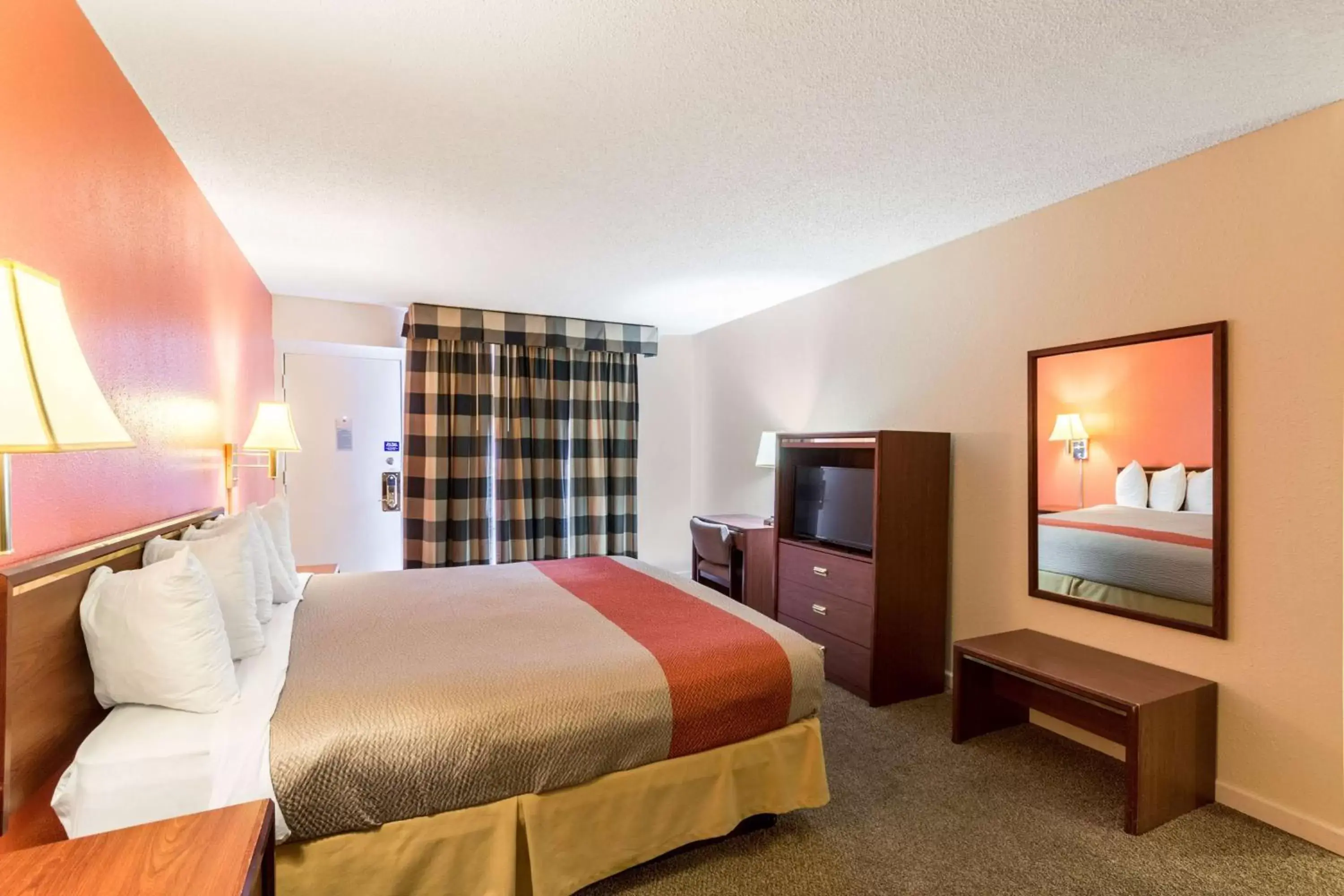 TV and multimedia, Bed in Motel 6-Butte, MT - Historic City Center