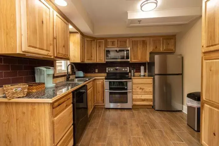 Kitchen/Kitchenette in Lake Pointe Inn