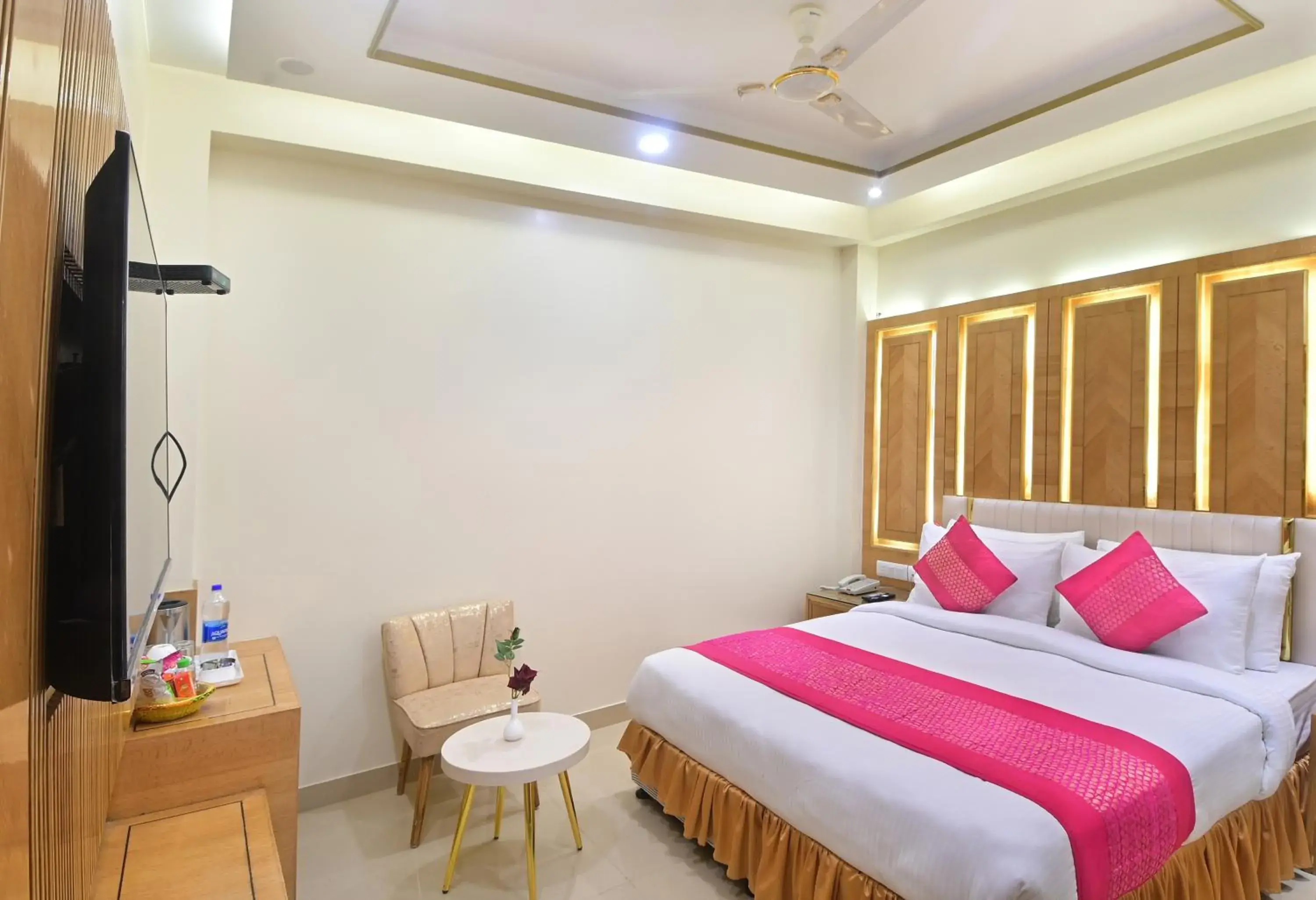 Bed in Hotel Gold Palace - 03 Mins Walk From New Delhi Railway Station