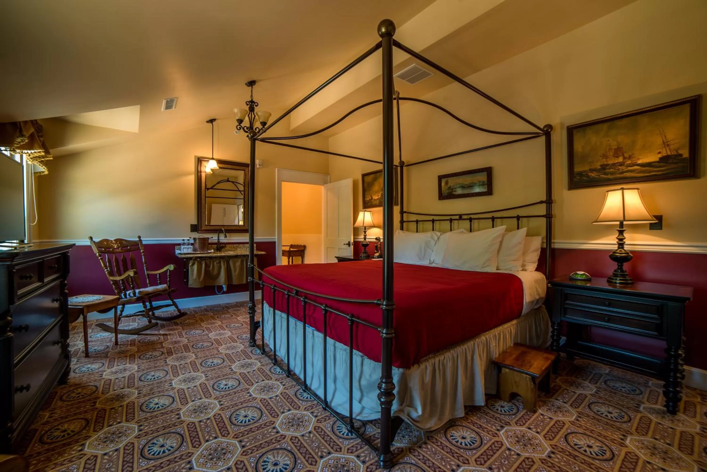 Photo of the whole room, Bed in Steele Mansion Inn & Gathering Hub