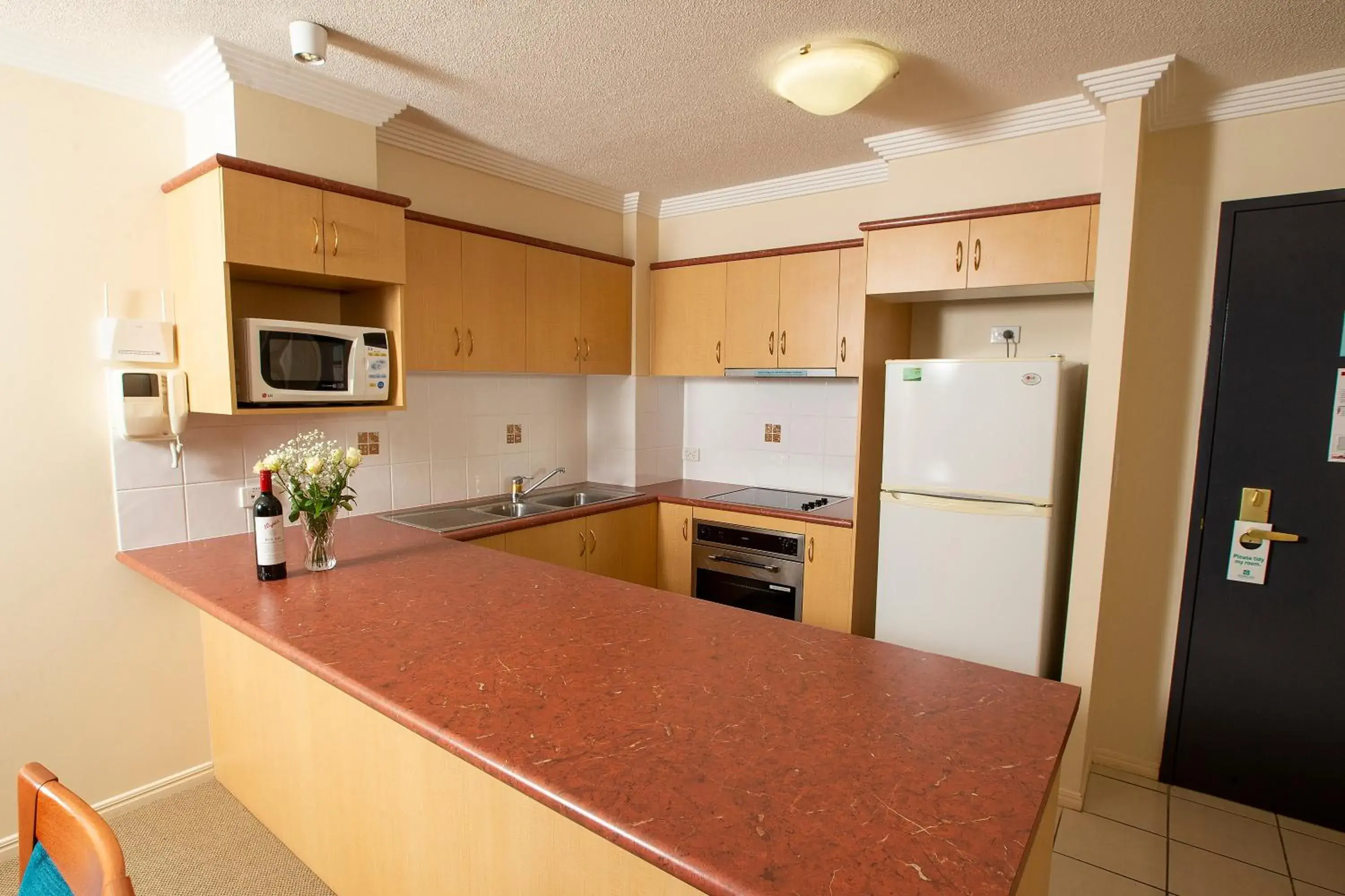 dishwasher, Kitchen/Kitchenette in Springwood Tower Apartment Hotel