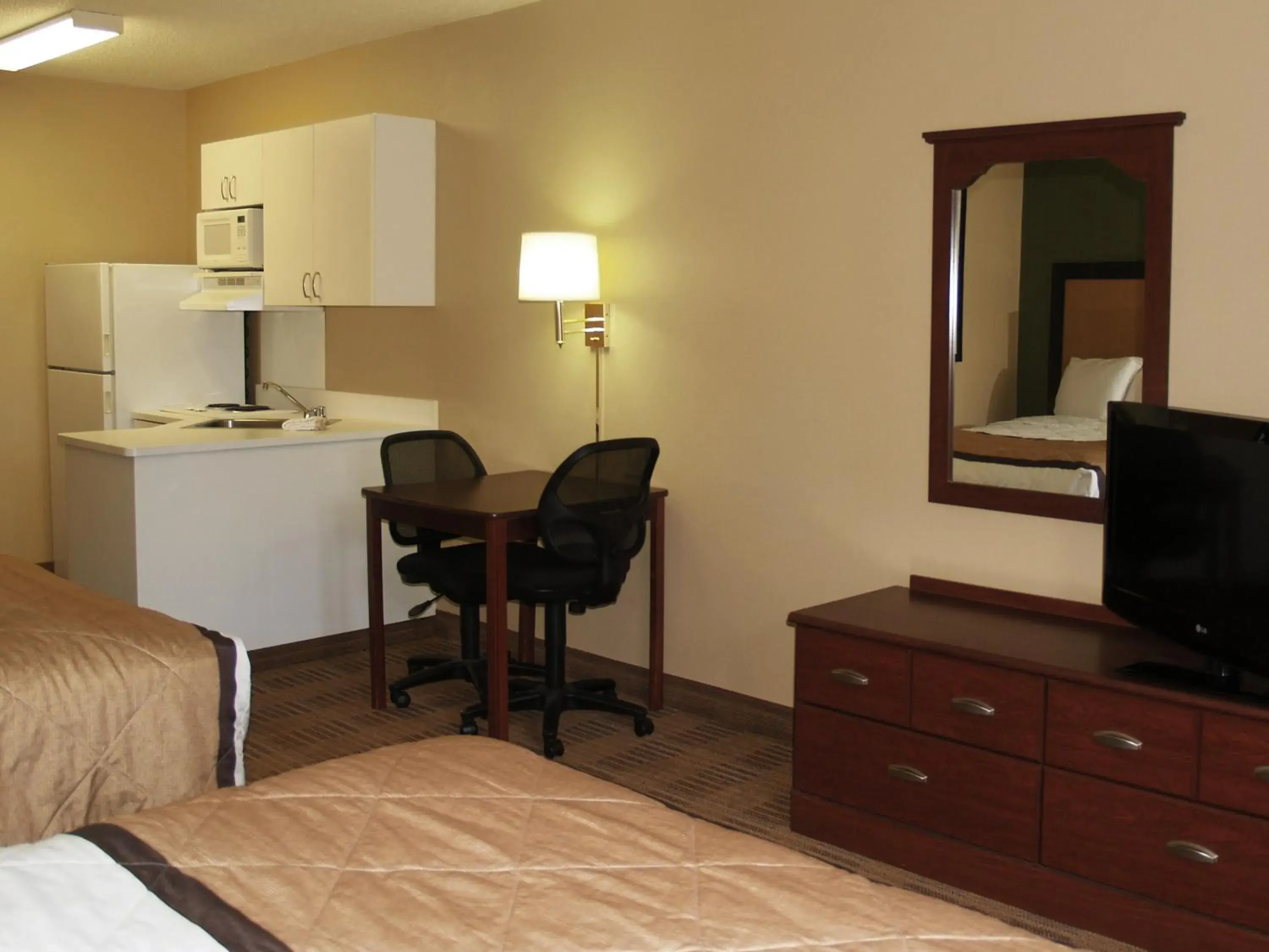 Bed, TV/Entertainment Center in Extended Stay America Suites - Washington, DC - Landover