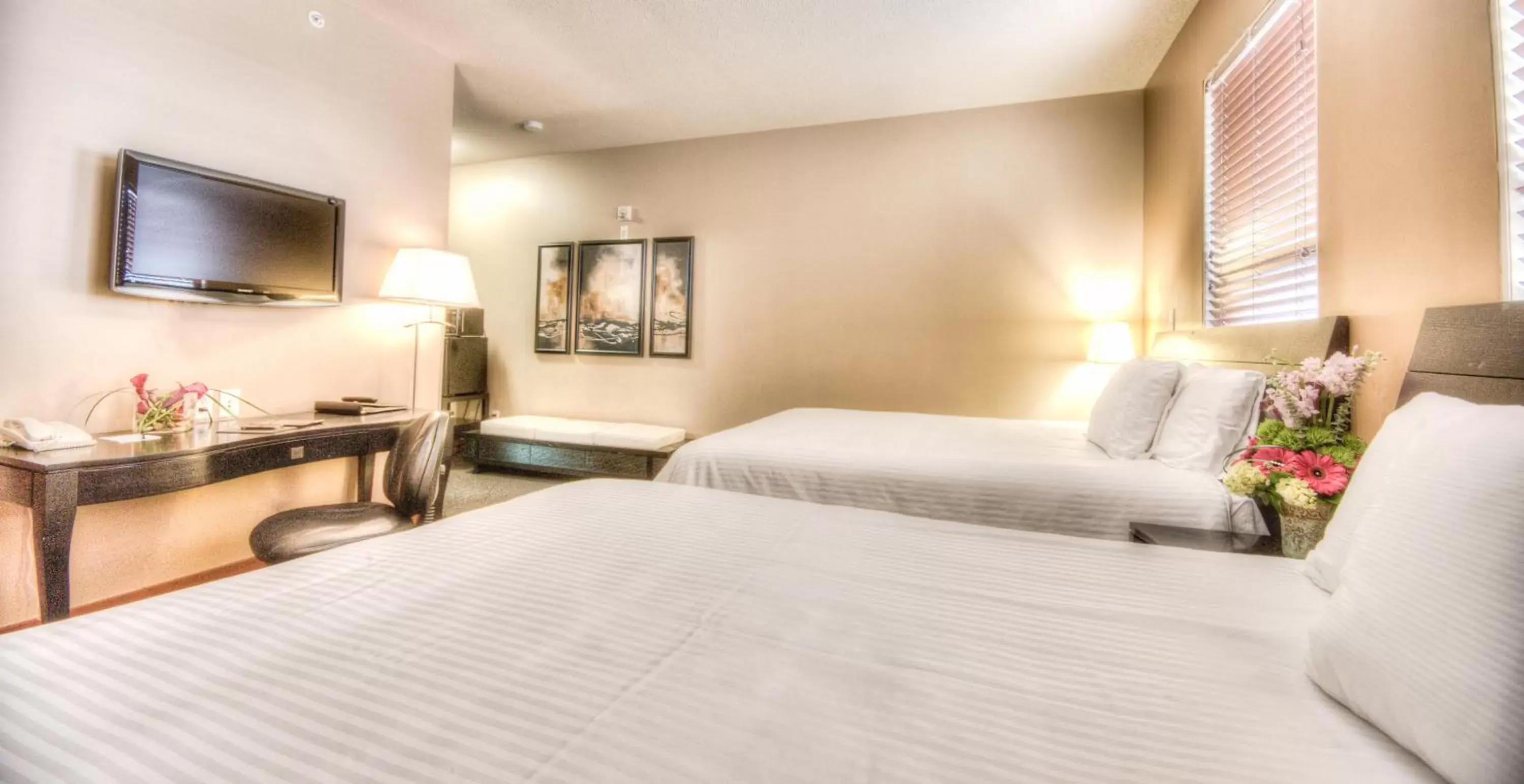 Bed in Podollan Inn & Spa - Grande Prairie