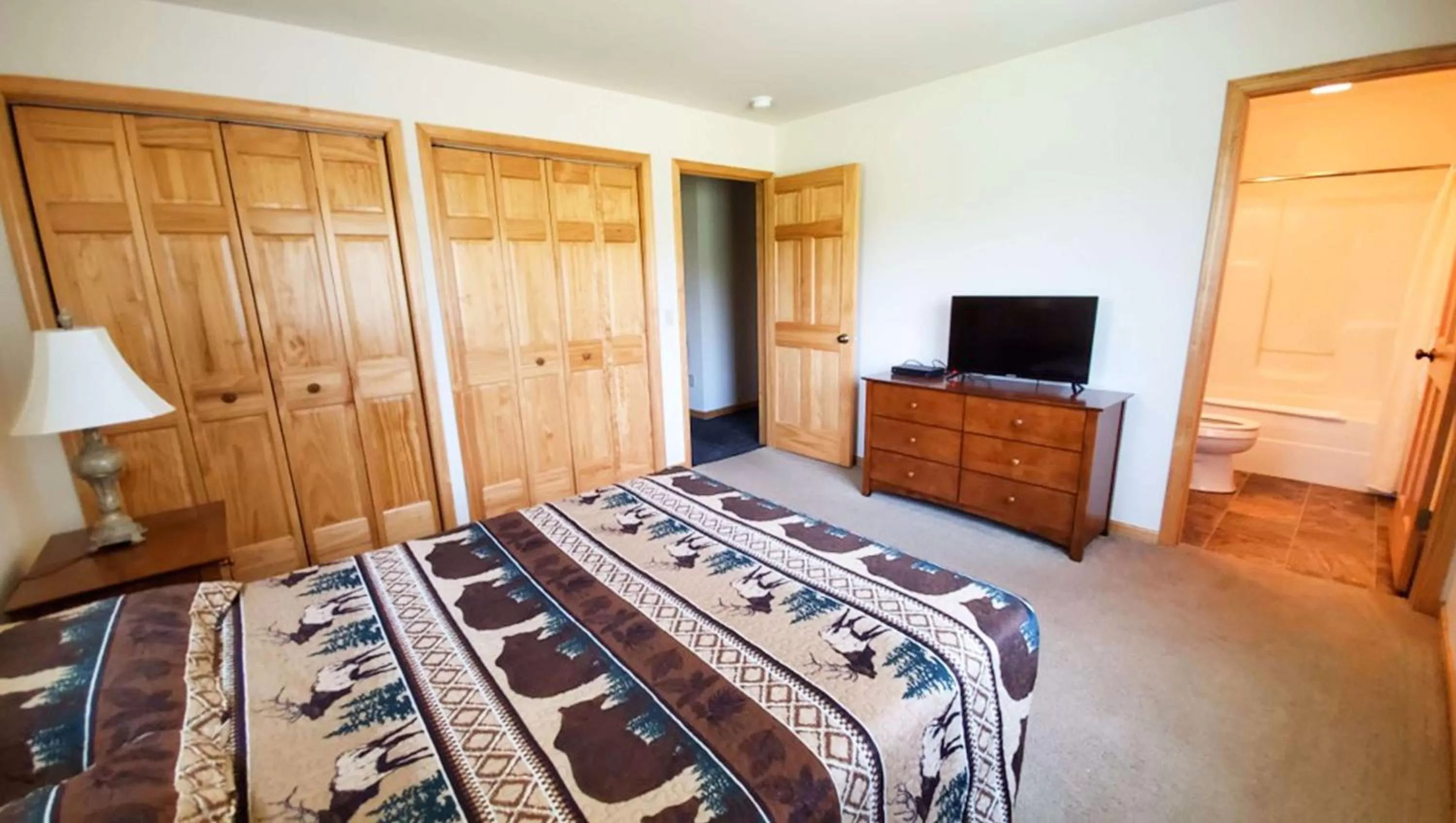 Photo of the whole room, Bed in Jasper Ridge Inn Ishpeming