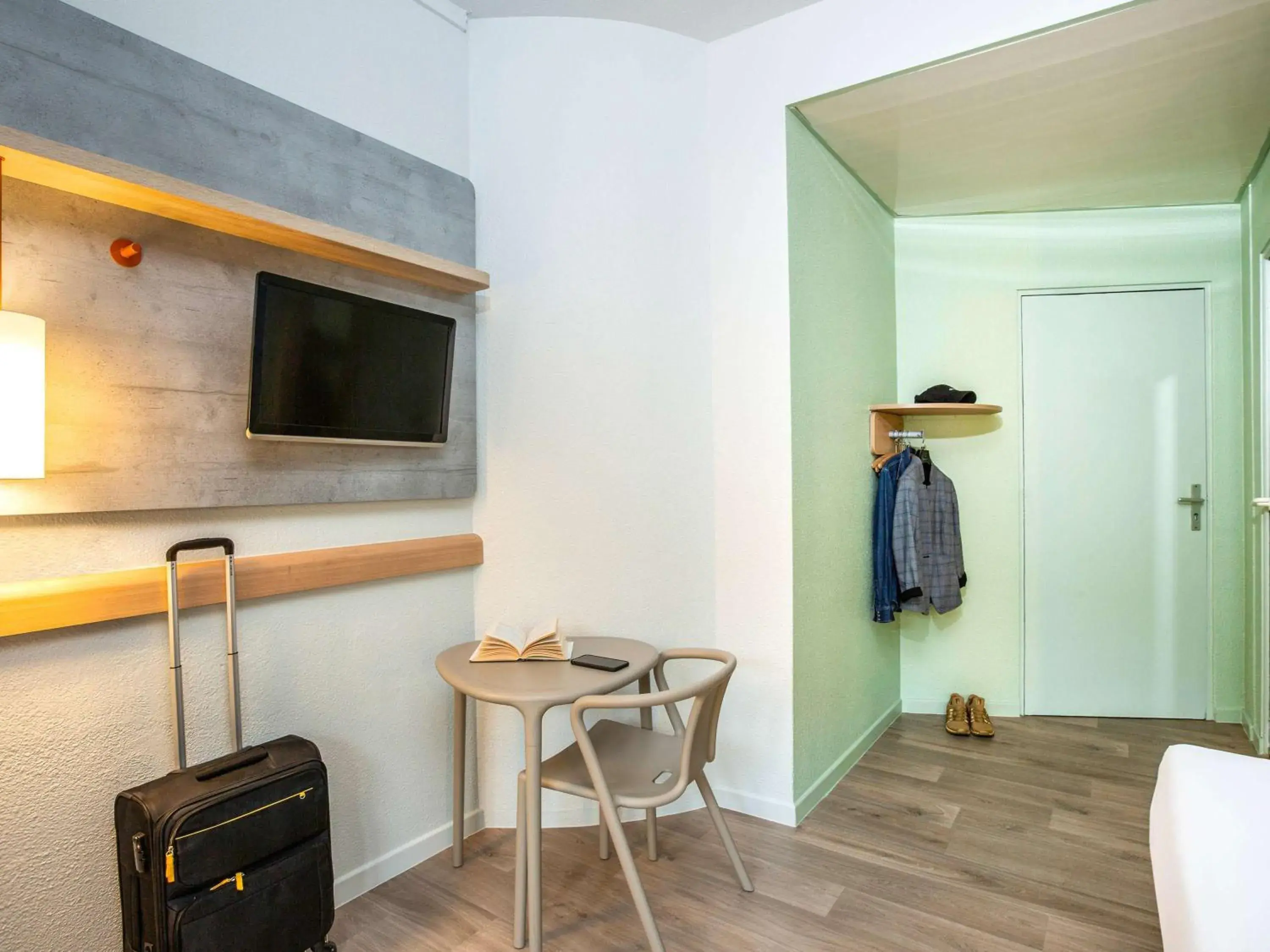 Bedroom, TV/Entertainment Center in ibis budget Paris Porte de Pantin