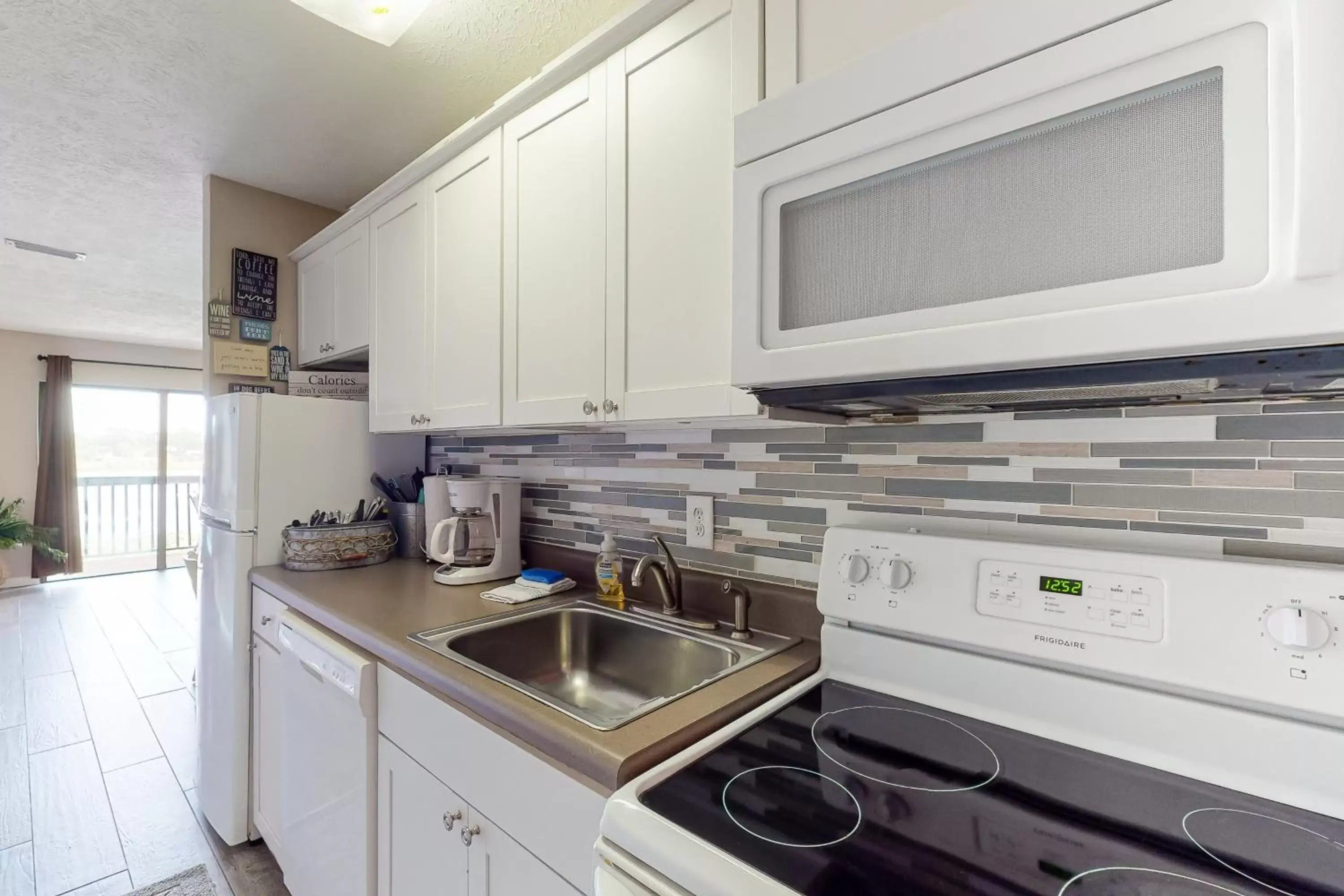 Kitchen/Kitchenette in Polynesian Village - Unit 222