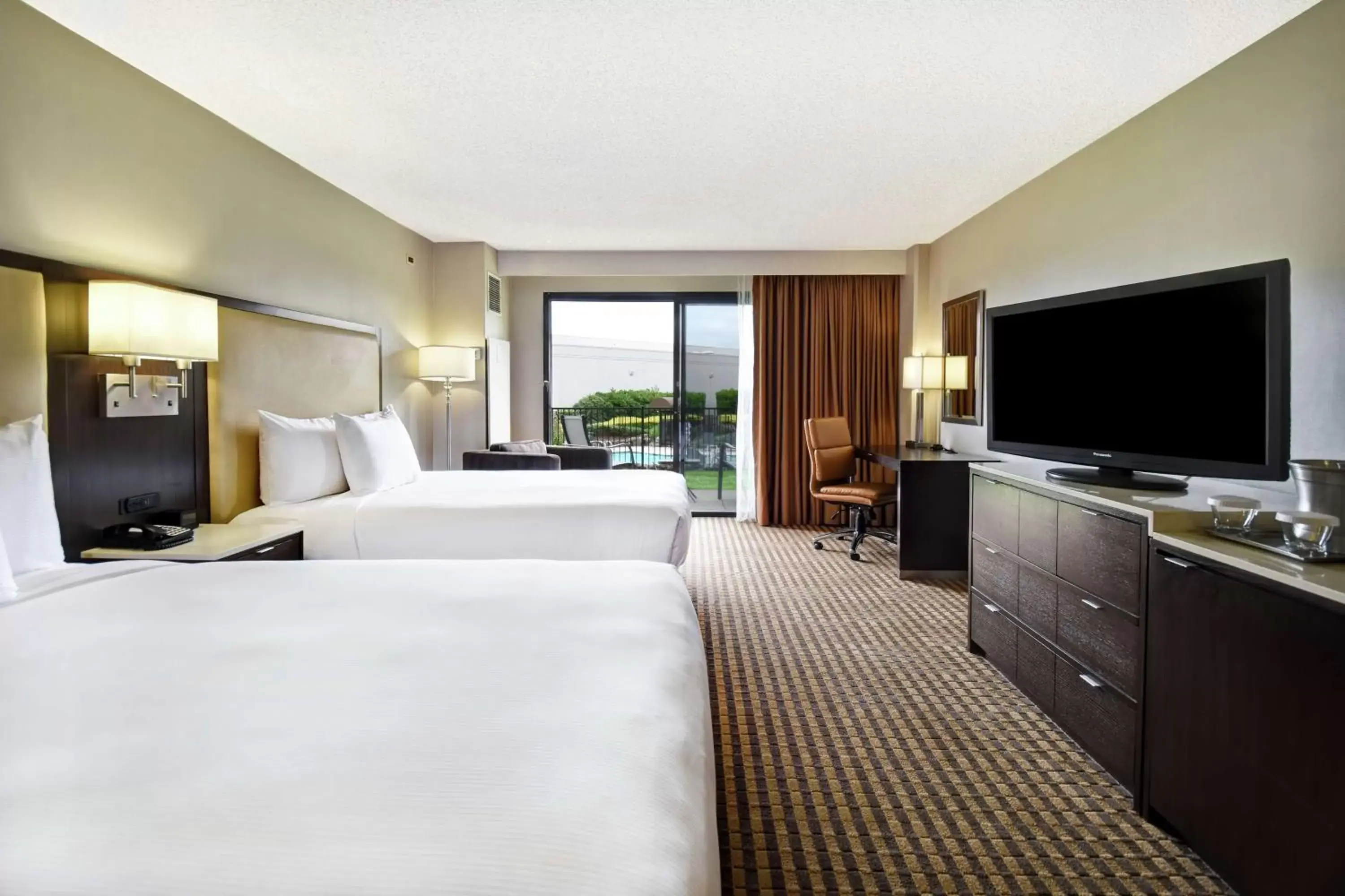 Bed in DoubleTree by Hilton Pleasanton at The Club