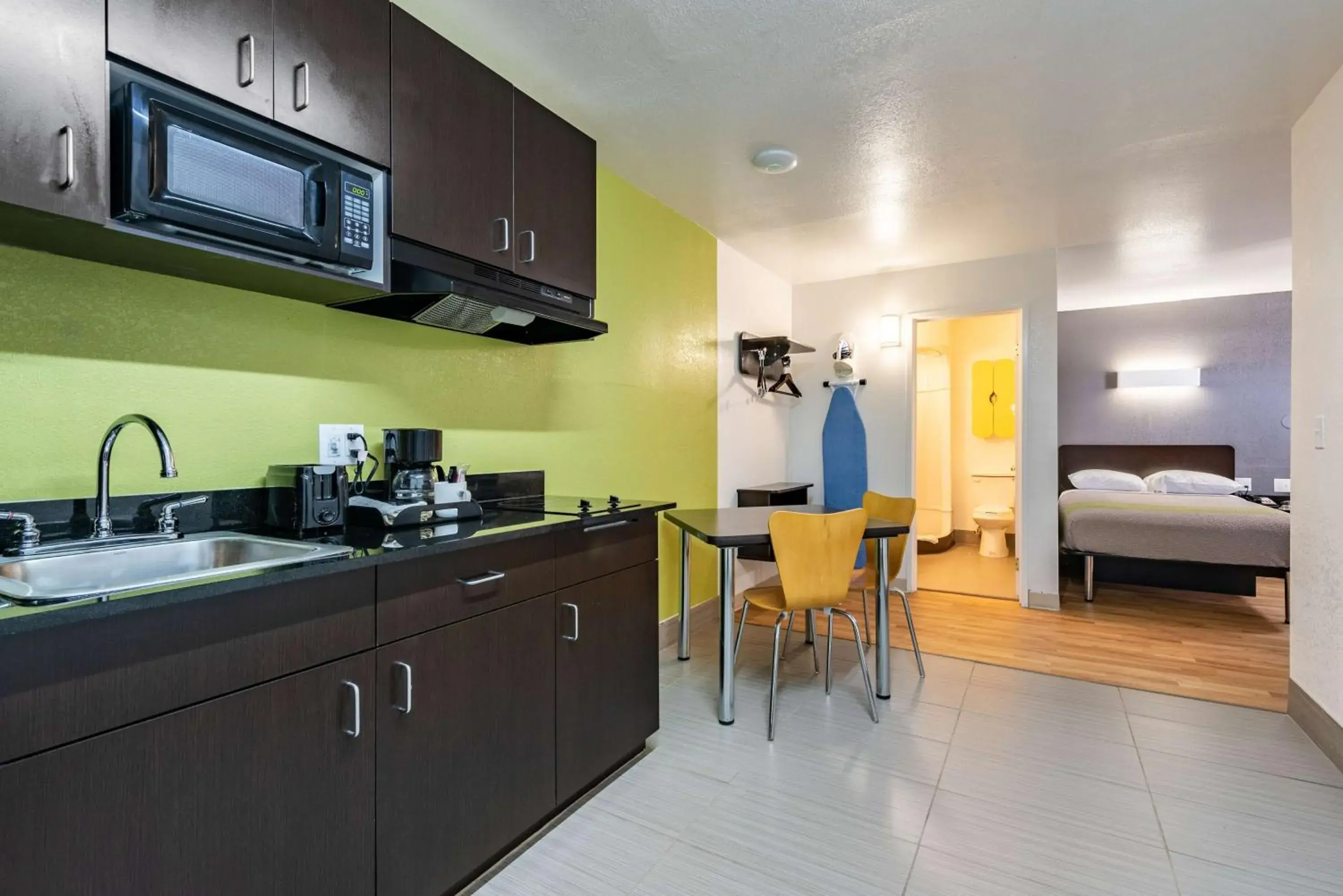 Photo of the whole room, Bed in Studio 6-Monroe, LA - Hwy 165 Photo of the whole room, Bed in Studio 6-Monroe, LA - Hwy 165