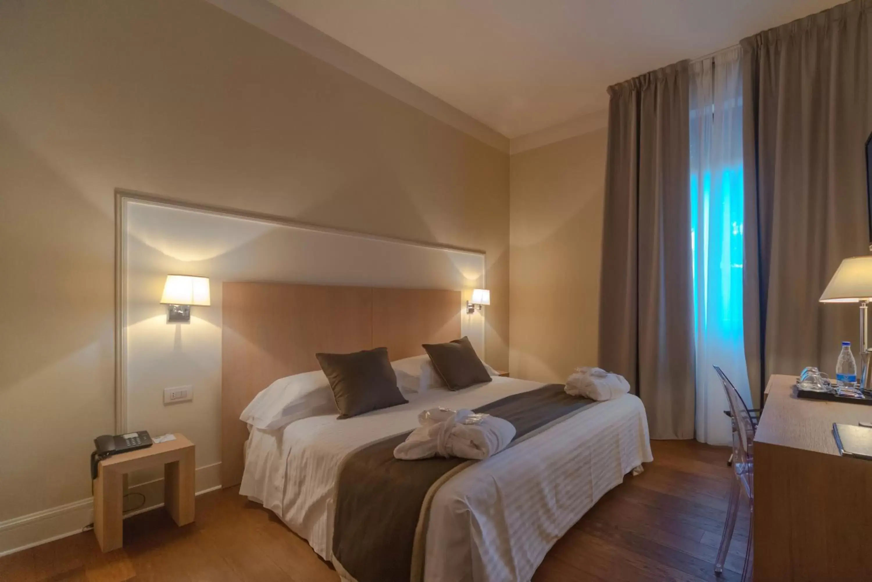 Photo of the whole room, Bed in Hotel De La Ville