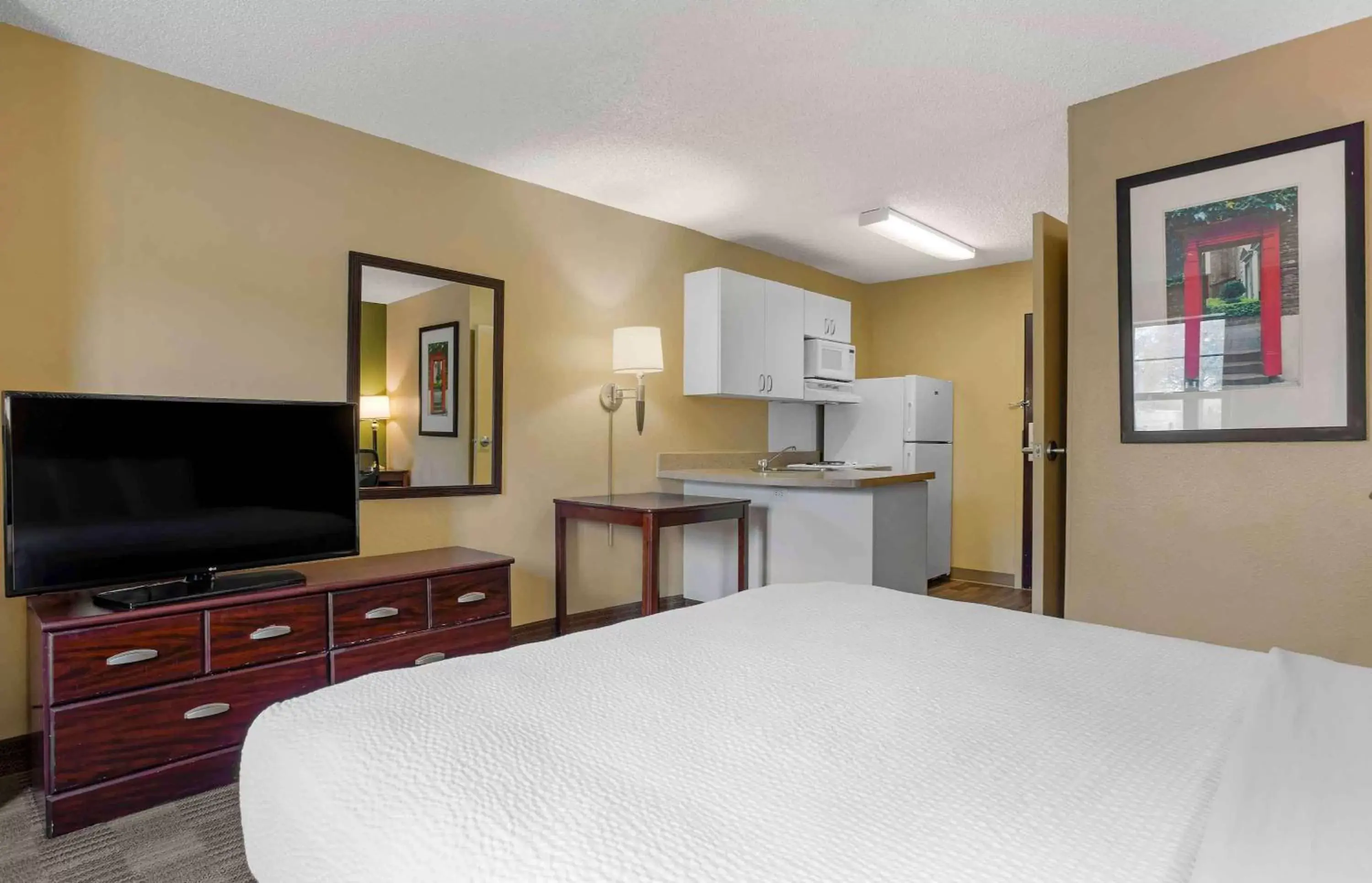 Bedroom in Extended Stay America Suites - Houston - Med Ctr - Greenway Plaza